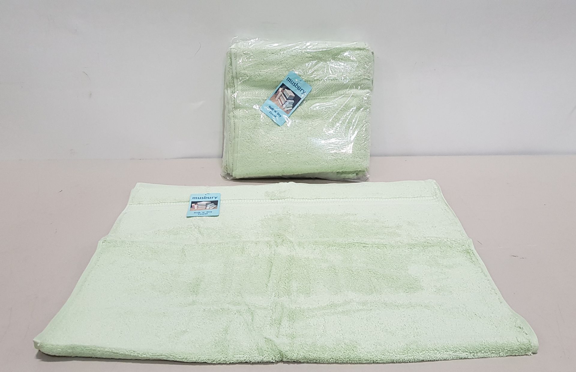 30 X BRAND NEW MUSBURY SUPERSOFT N DRY BATH TOWELS - ALL IN GREEN COLOUR ( SIZE : 70 X 127 CM ) - IN