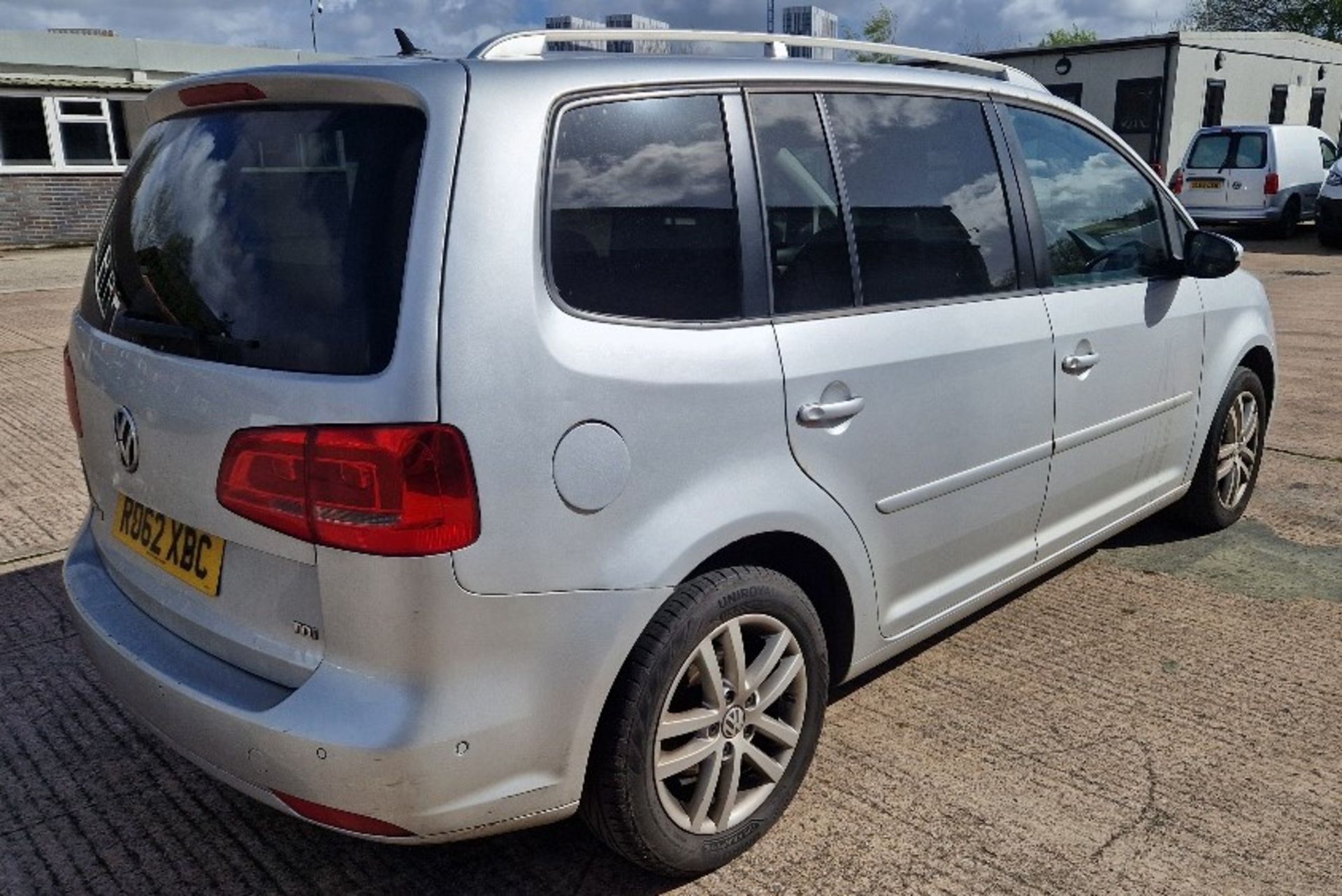 SILVER VOLKSWAGEN TOURAN SE TDI S-A DIESEL MPV 1598CC FIRST REGISTERED 17/10/2012 REG: RO62XBC - Image 3 of 9