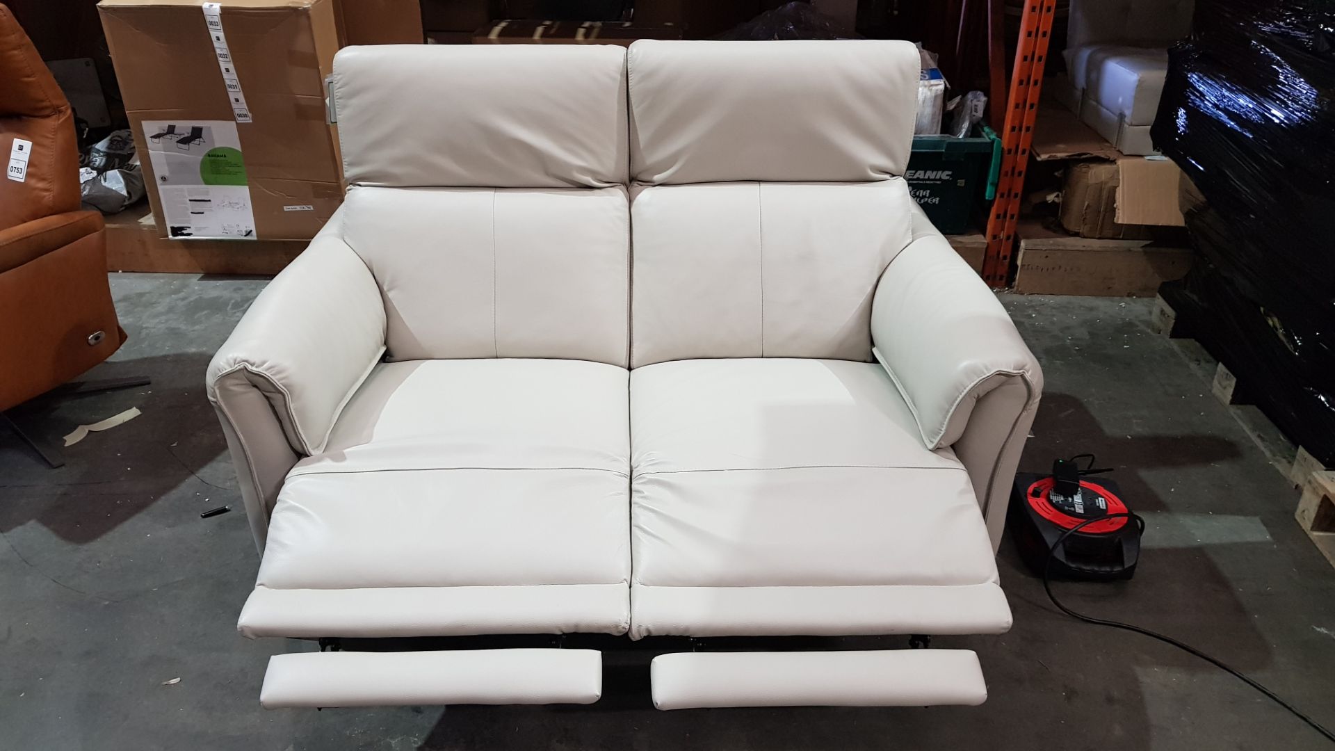 1 X RUSSO 2 SEATER LEATHER LOOK ELECTRIC RECLINER SOFA IN CREAM COLOUR WITH METAL LEGS - FULLY