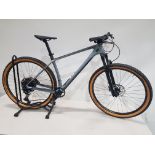 SCOTT SCALE 940 280469. SIZE (L). THE SCOTT SCALE 940 FEATURES AN ULTRALIGHT CARBON FRAME.