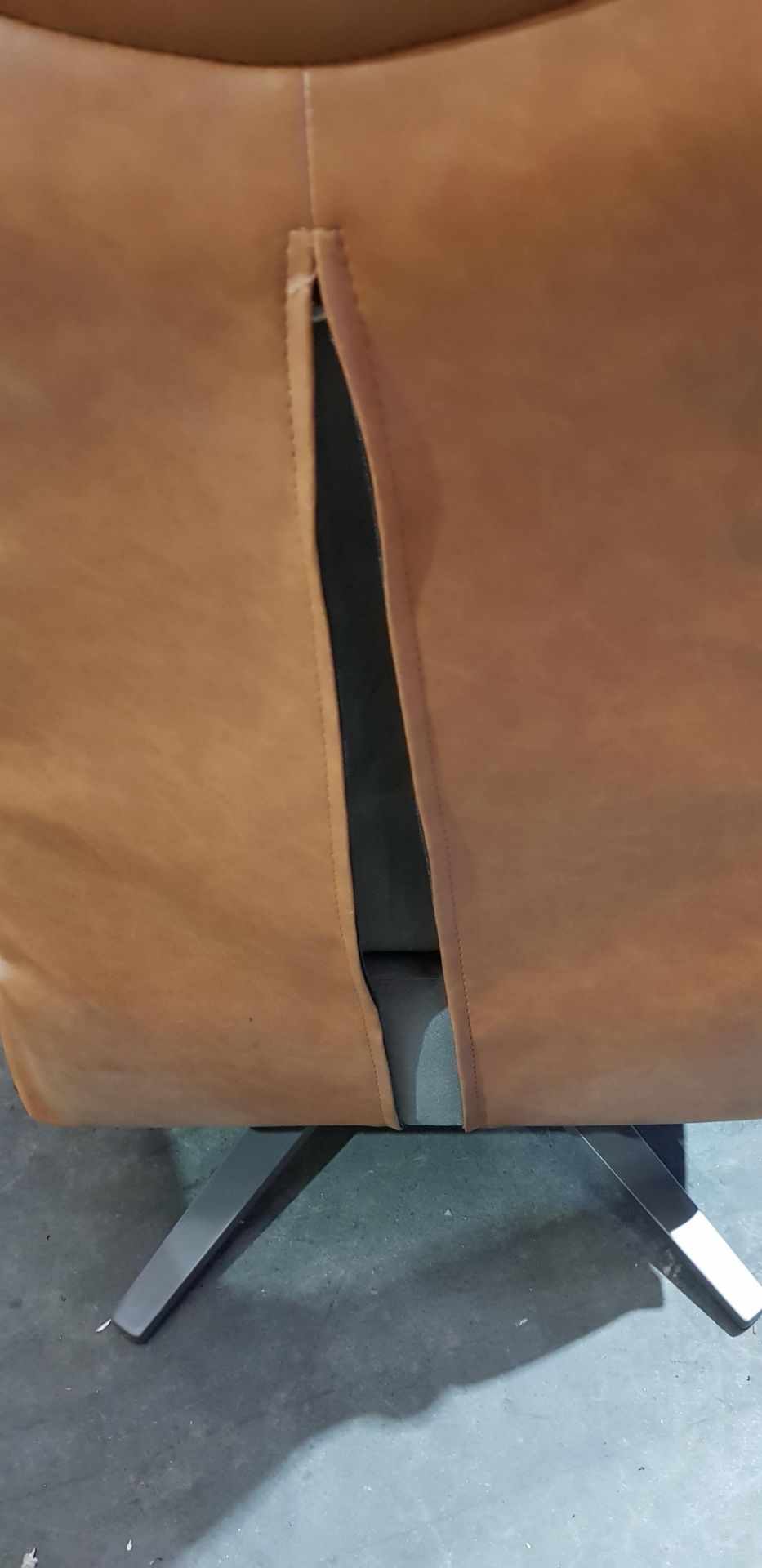 1 X SINGLE SEATER LEATHER ELECTRIC CHAIR IN TAN COLOUR - NO CHARGER - POOR CONDITION - CUSTOMER - Image 2 of 2