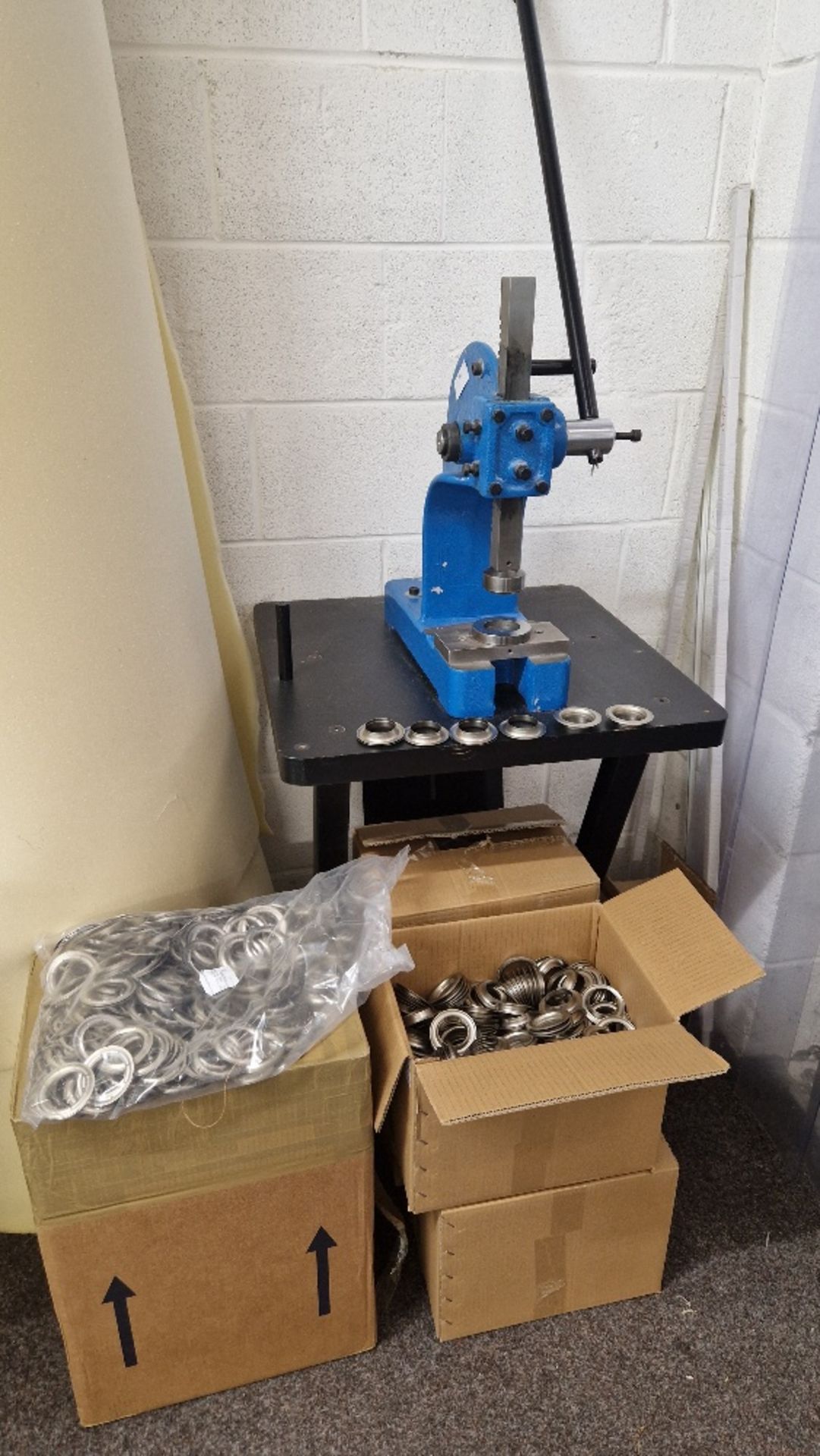 HAND OPERATED EYELET PRESS WITH 200 CHROME CURTAIN EYELETS *** PLEASE NOTE: ASSETS ARE LOCATED
