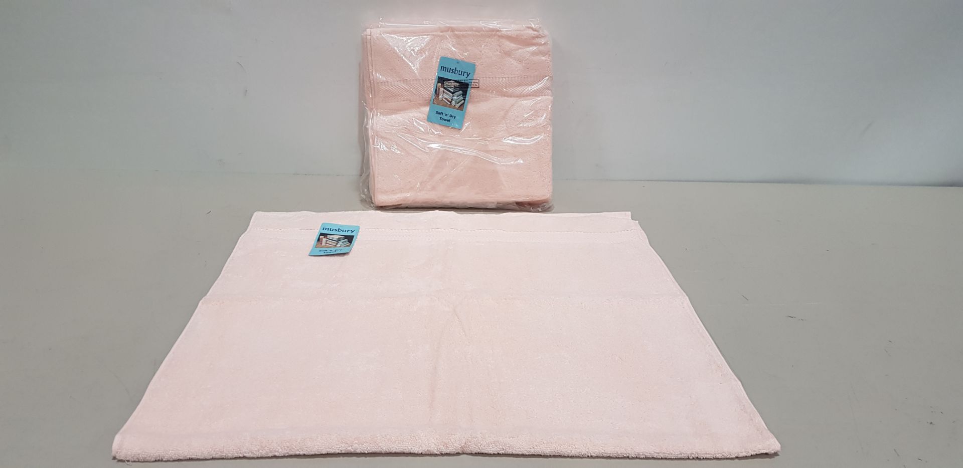 30 X BRAND NEW MUSBURY SUPERSOFT N DRY BATH TOWELS - ALL IN PEACH COLOUR ( SIZE : 70 X 127 CM ) - IN