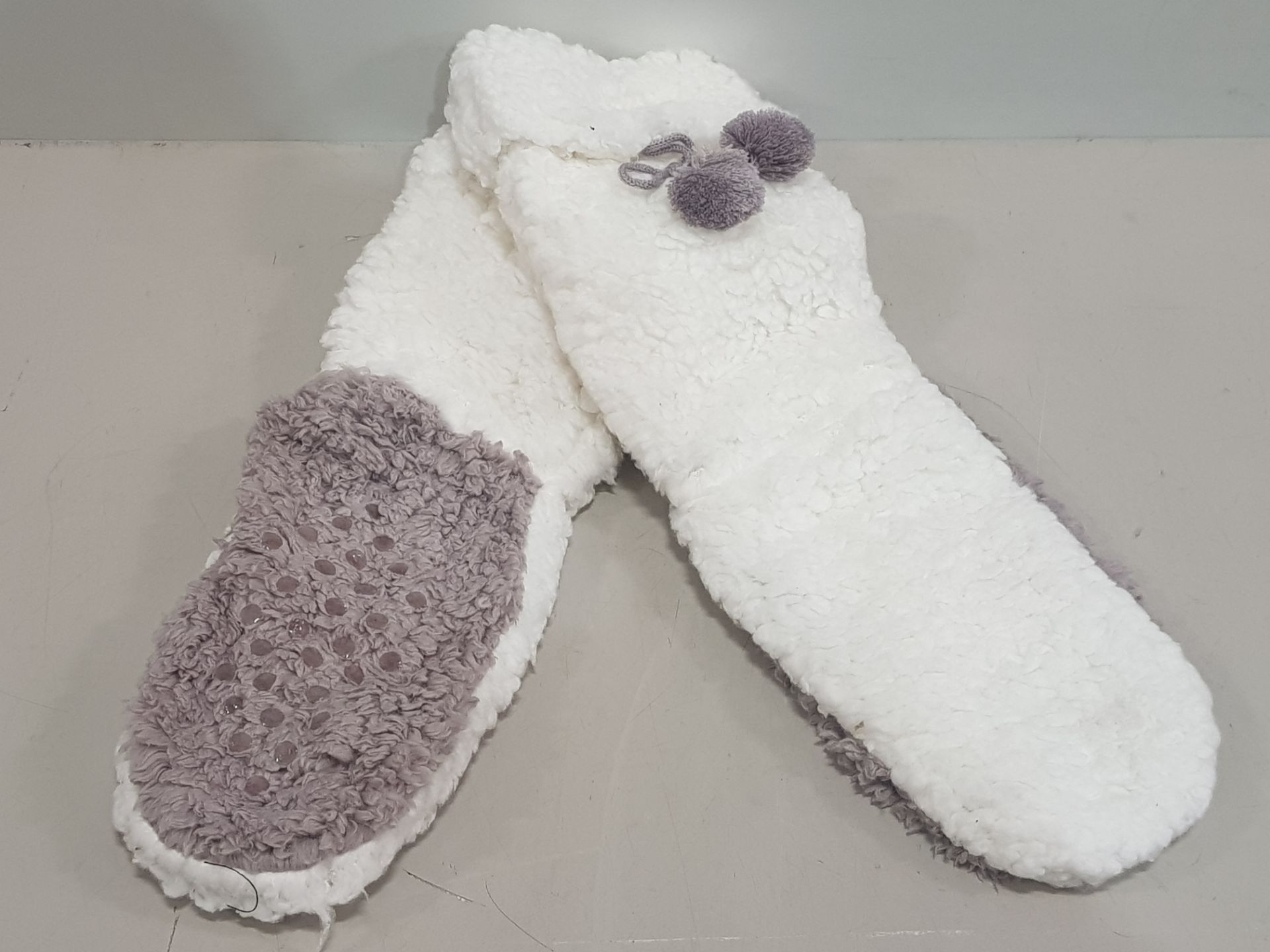 30 X BRAND NEW LOUNGEABLE BOUTIQUE LONG WOOLY SOCKS IN WHITE AND BROWN WITH GRIP SOLES - ALL IN SIZE