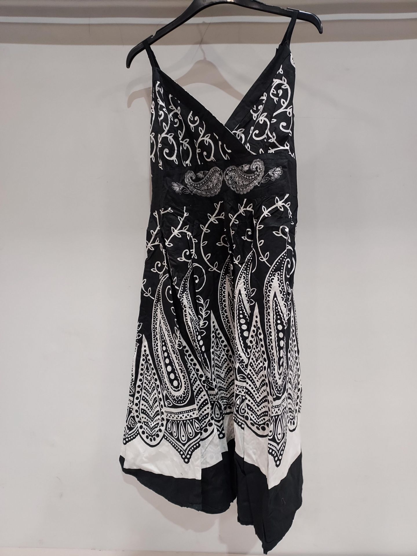 12 X BRAND NEW PISTACHIO SUMMER DRESSES IN BLACK/WHITE SIZES 2 SMALL , 2 M , 8 LARGE (RRP EACH £25