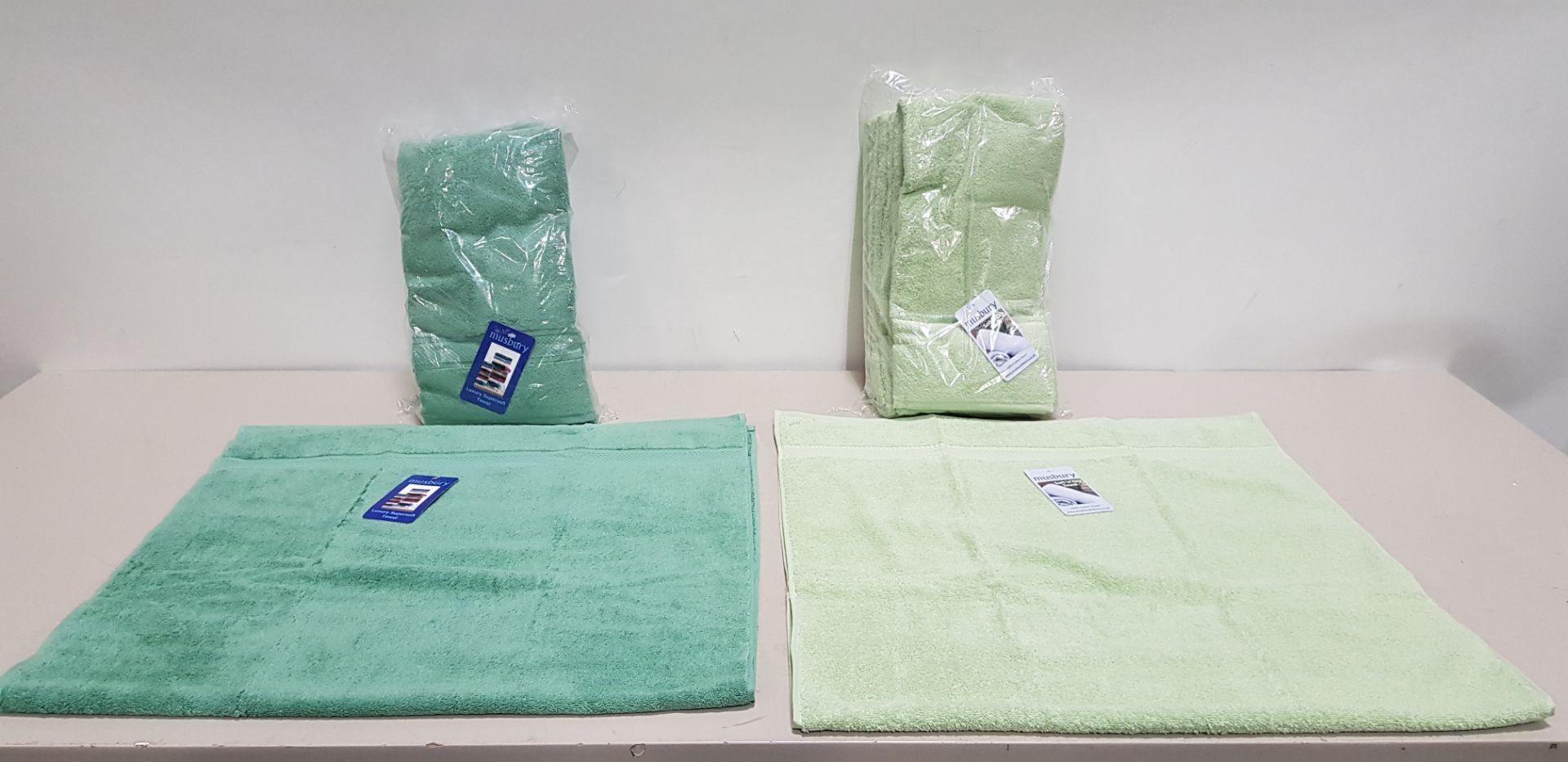 30 X BRAND NEW MUSBURY SUPERSOFT N DRY BATH TOWELS - 15 X SAGE GREEN COLOUR ( SIZE : 70 X 127 CM )