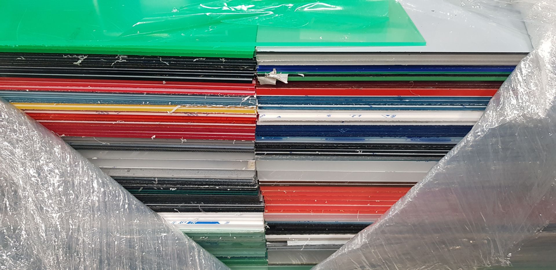 3/4 PALLET OF ACRYLIC PERSPEX CLEAR & OPAQUE 600MM SQUARE OFFCUTS IN VARIOUS COLOURS &