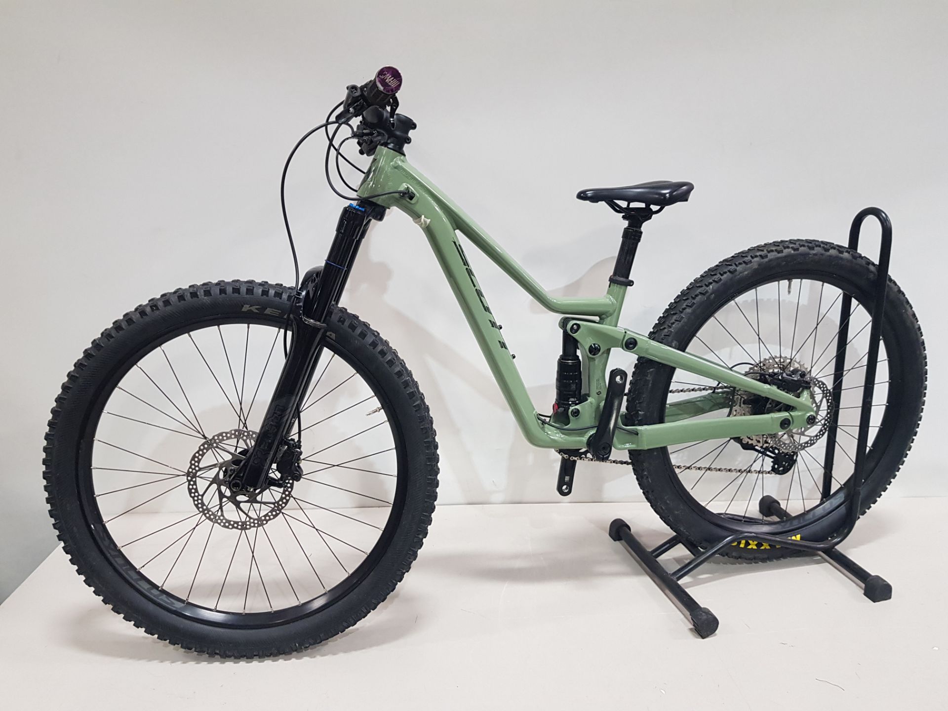 SCOTT RANSOM 286603.WITH 26 INCH WHEELS, A KID-TUNED LONG TRAVEL FORK (140MM) AND SHOCK (130MM) IN