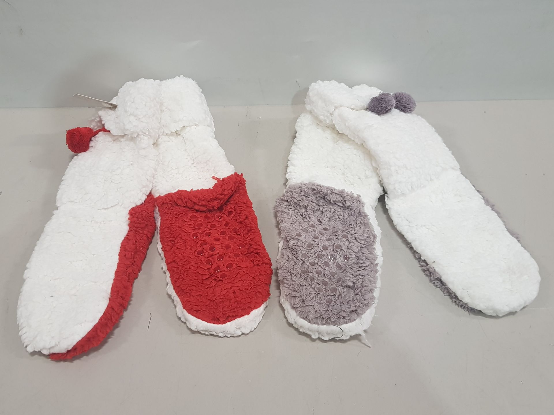 30 X BRAND NEW LOUNGEABLE BOUTIQUE LONG WOOLY SOCKS IN WHITE AND RED ( COUPLE ARE WHITE AND