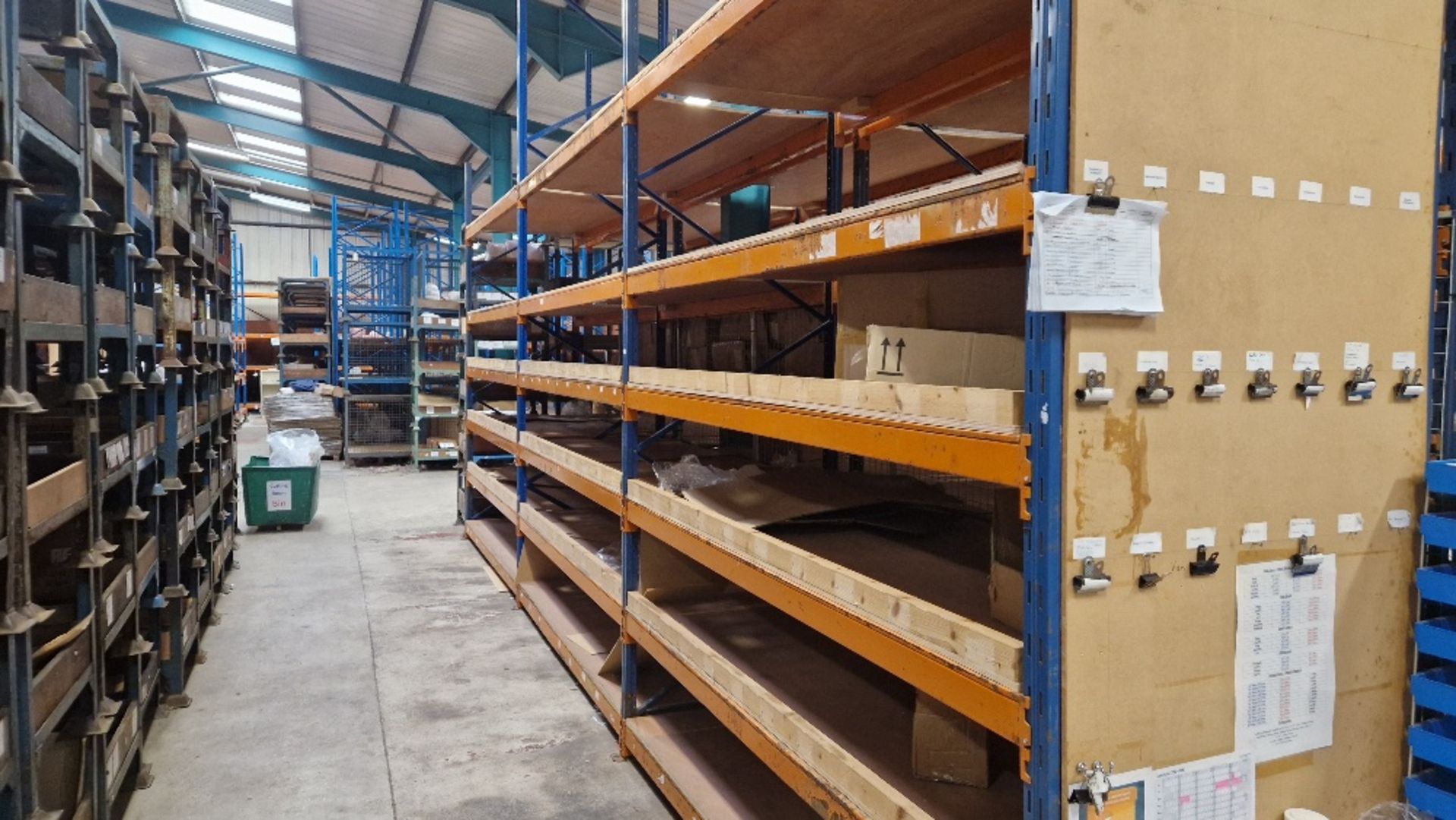 36 BAYS OF PALLET RACKING COMPRISING APPROX 306 BEAMS AND 60 UPRIGHTS. (BEAMS ARE APPROX AND - Bild 2 aus 5
