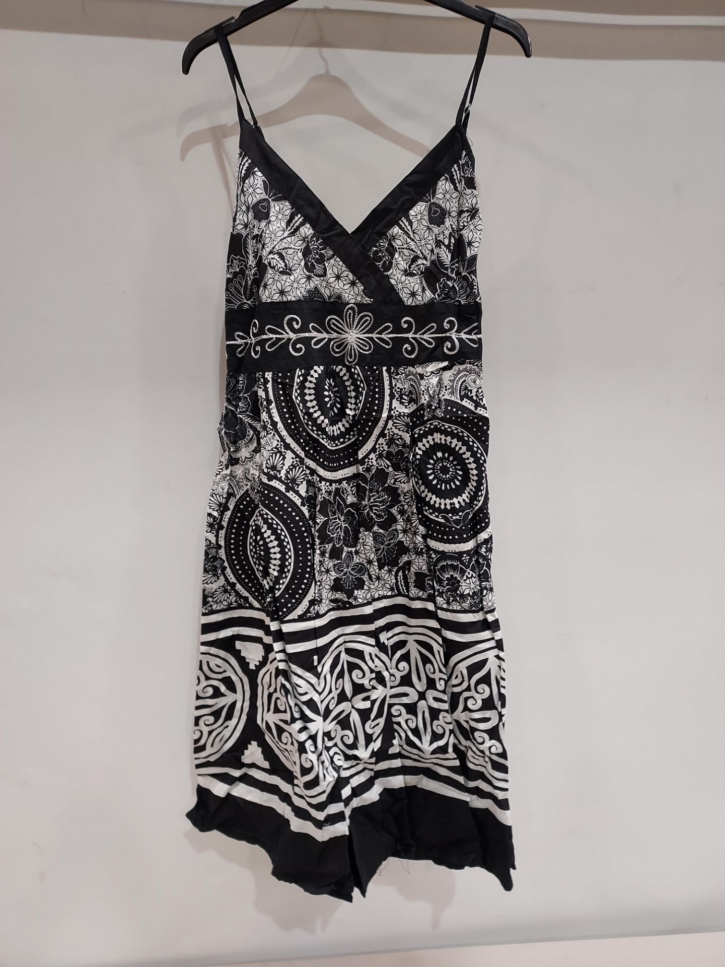 12 X BRAND NEW PISTACHIO SUMMER DRESSES IN BLACK/WHITE SIZE SMALL (RRP EACH £25 TOTAL RRP £300)