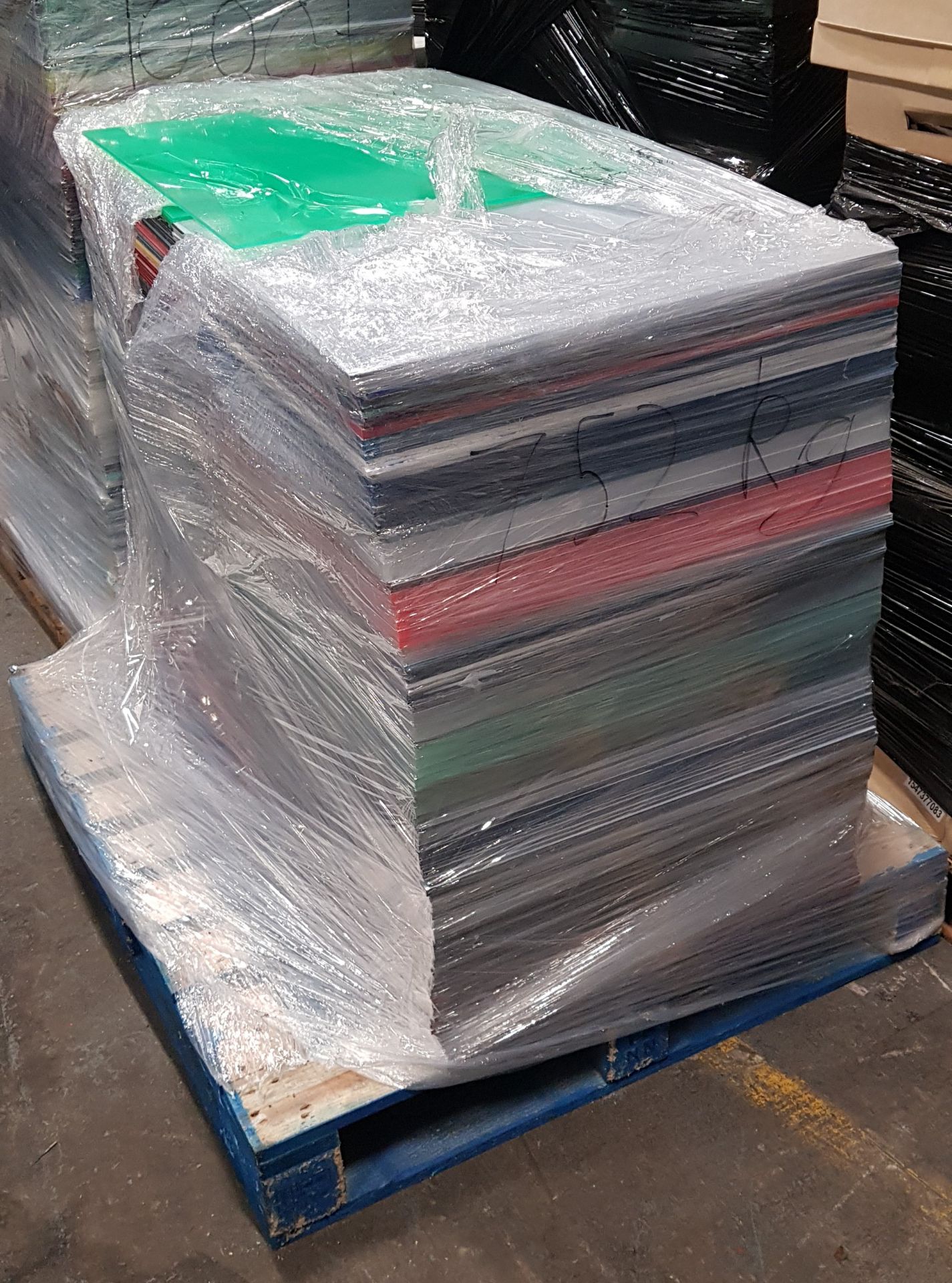 3/4 PALLET OF ACRYLIC PERSPEX CLEAR & OPAQUE 600MM SQUARE OFFCUTS IN VARIOUS COLOURS & - Image 2 of 2