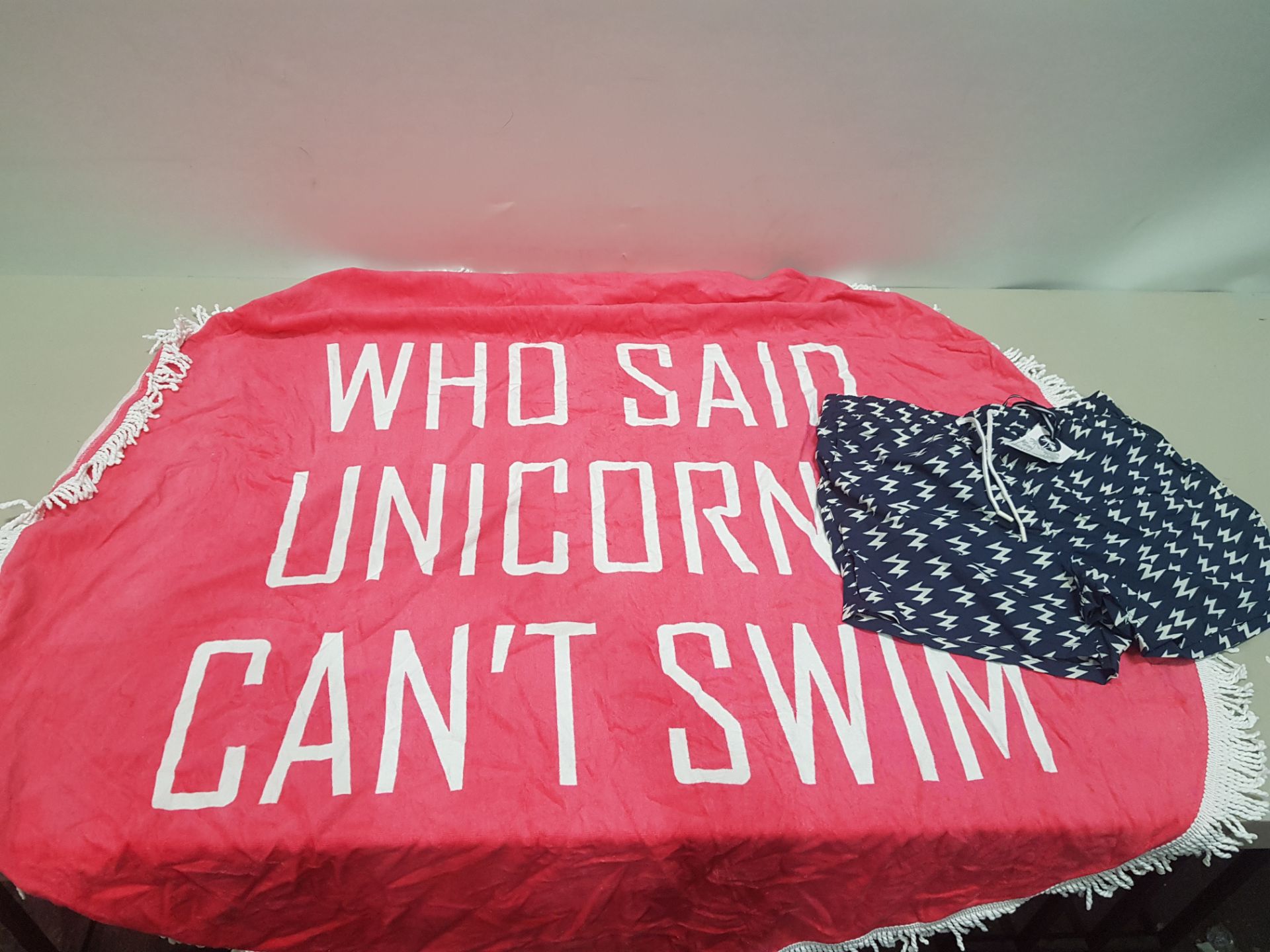 16 X PIECE BRAND NEW MIXED LOT CONTAINING 5 WHO SAID UNICORNS CANT SWIM BEACH TOWELS , 11 NAVY BRAVE