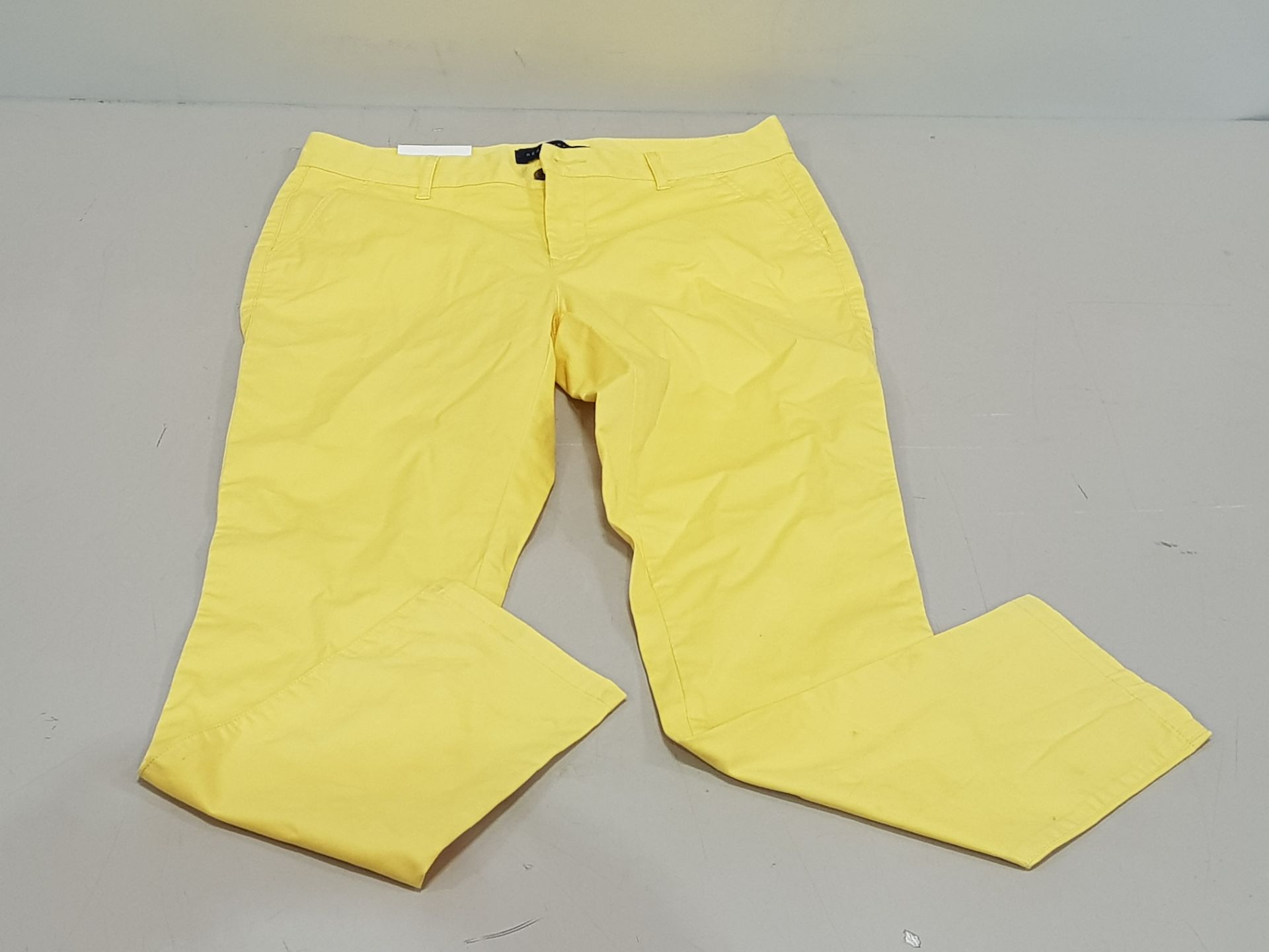 30 X BRAND NEW AEROPOSTALE WOMEN'S CHINO'S IN YELLOW SIZE 32R IN ONE BOX