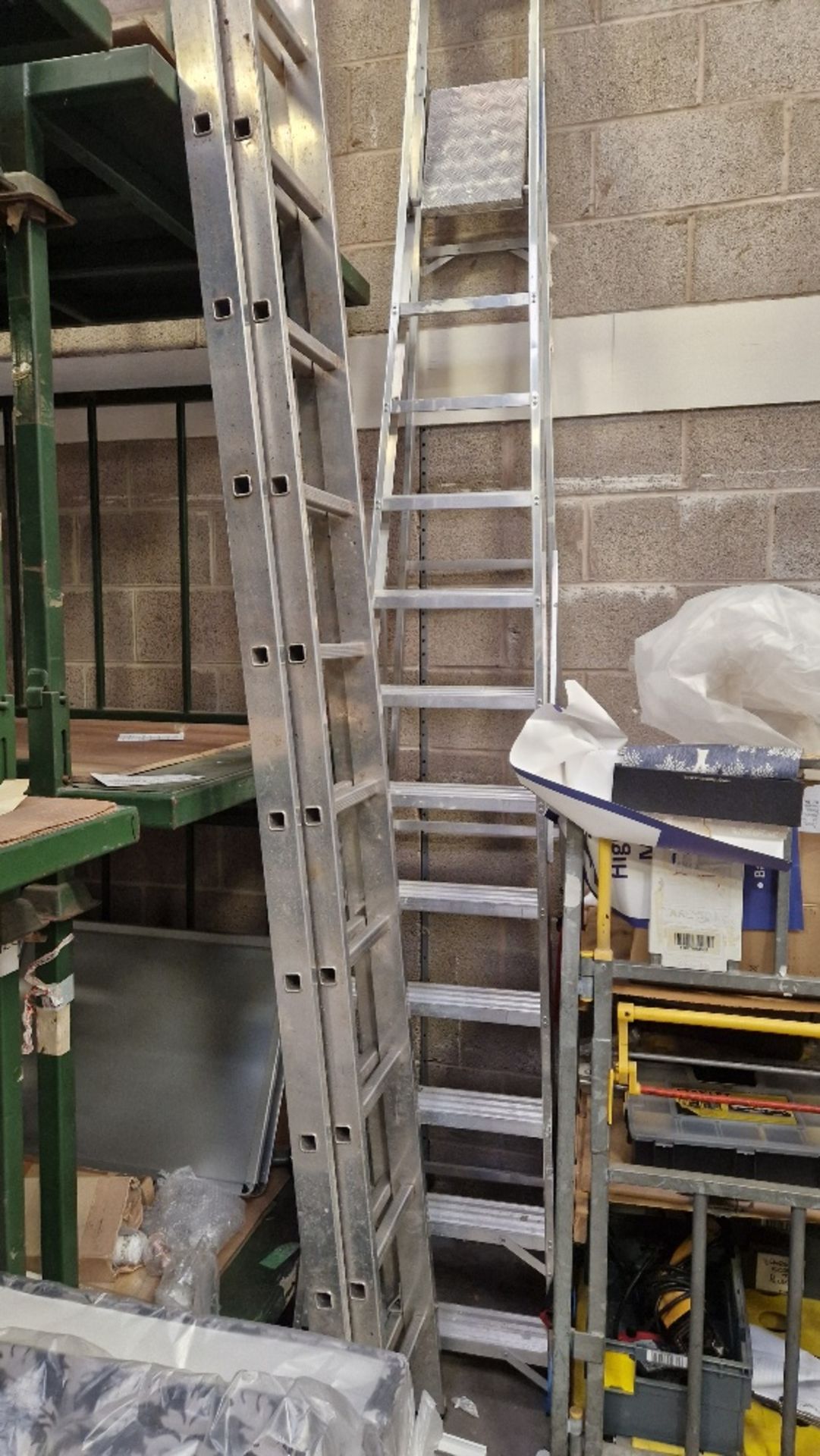 11 TREAD ALUMINIUM STEP LADDER WITH DOUBLE STAGE EXTENDABLE ALUMINIUM LADDER *** PLEASE NOTE: ASSETS