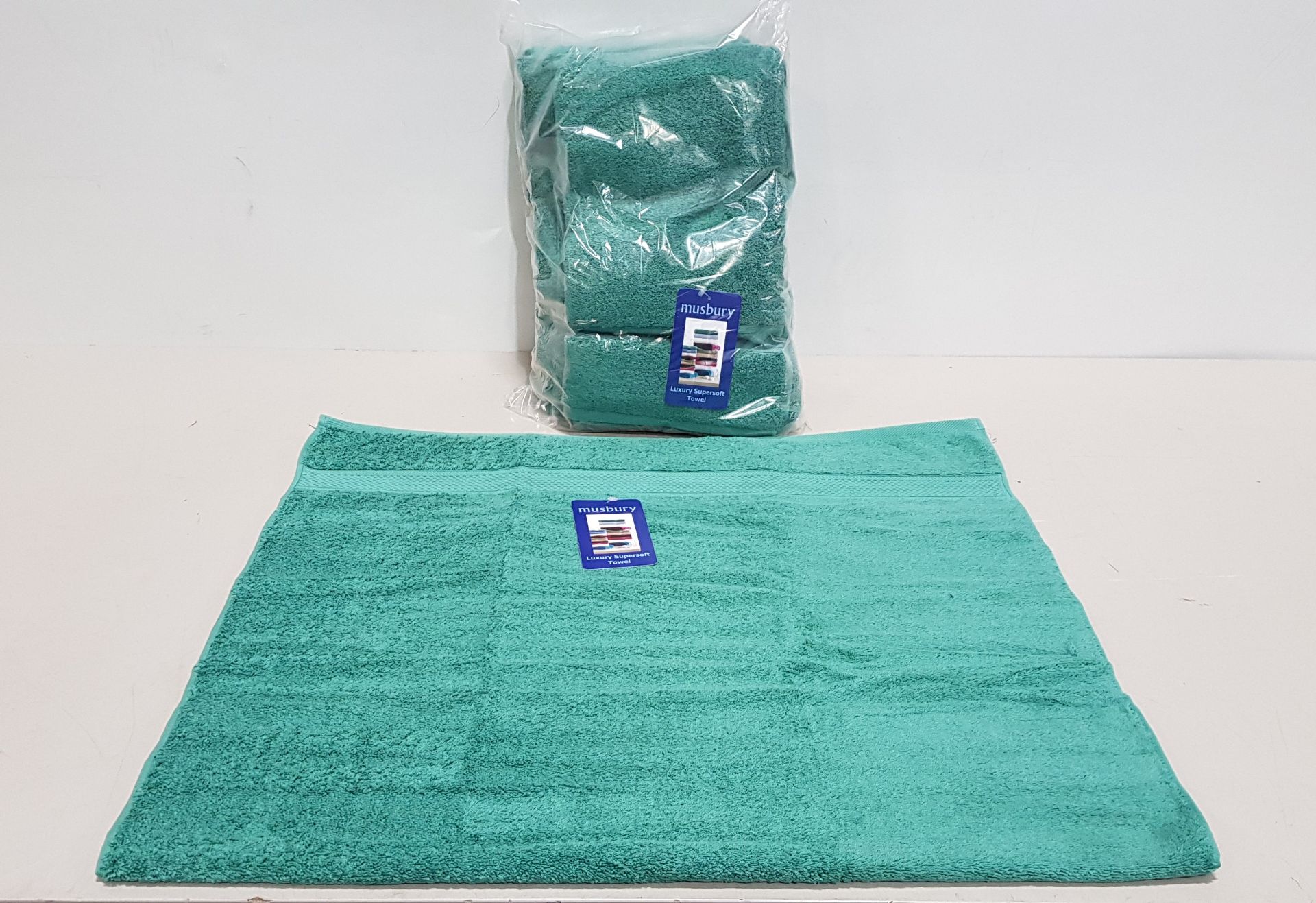 33 X BRAND NEW MUSBURY SUPERSOFT N DRY BATH TOWELS - ALL IN FOREST GREEN COLOUR ( SIZE : 70 X 127 CM