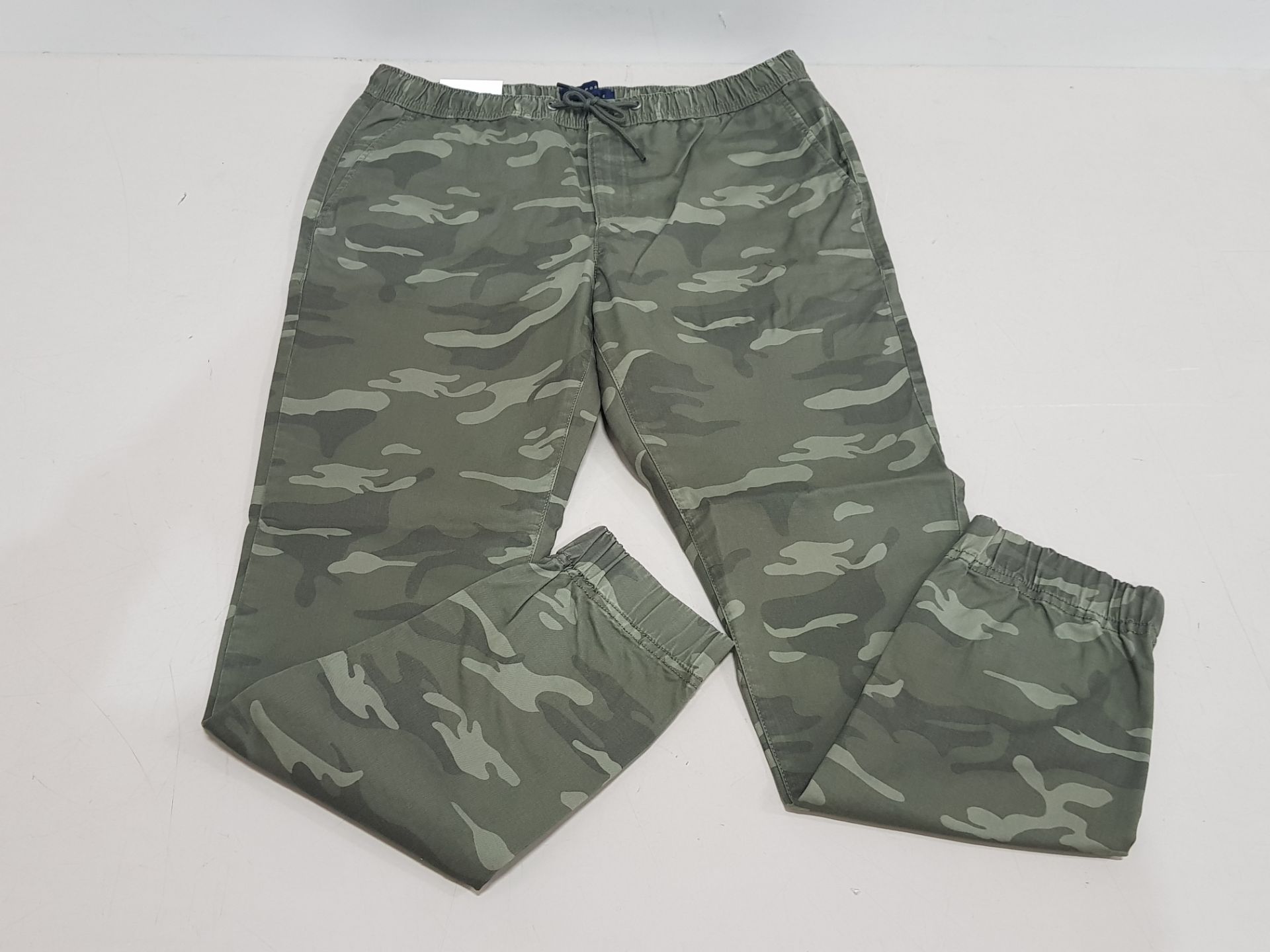 39 X BRAND NEW AEROPOSTALE MENS ANKLE CUFF CHINOS CAMO PRINT SIZES 22 IN SIZE 34R AND 17 IN SIZE 32R