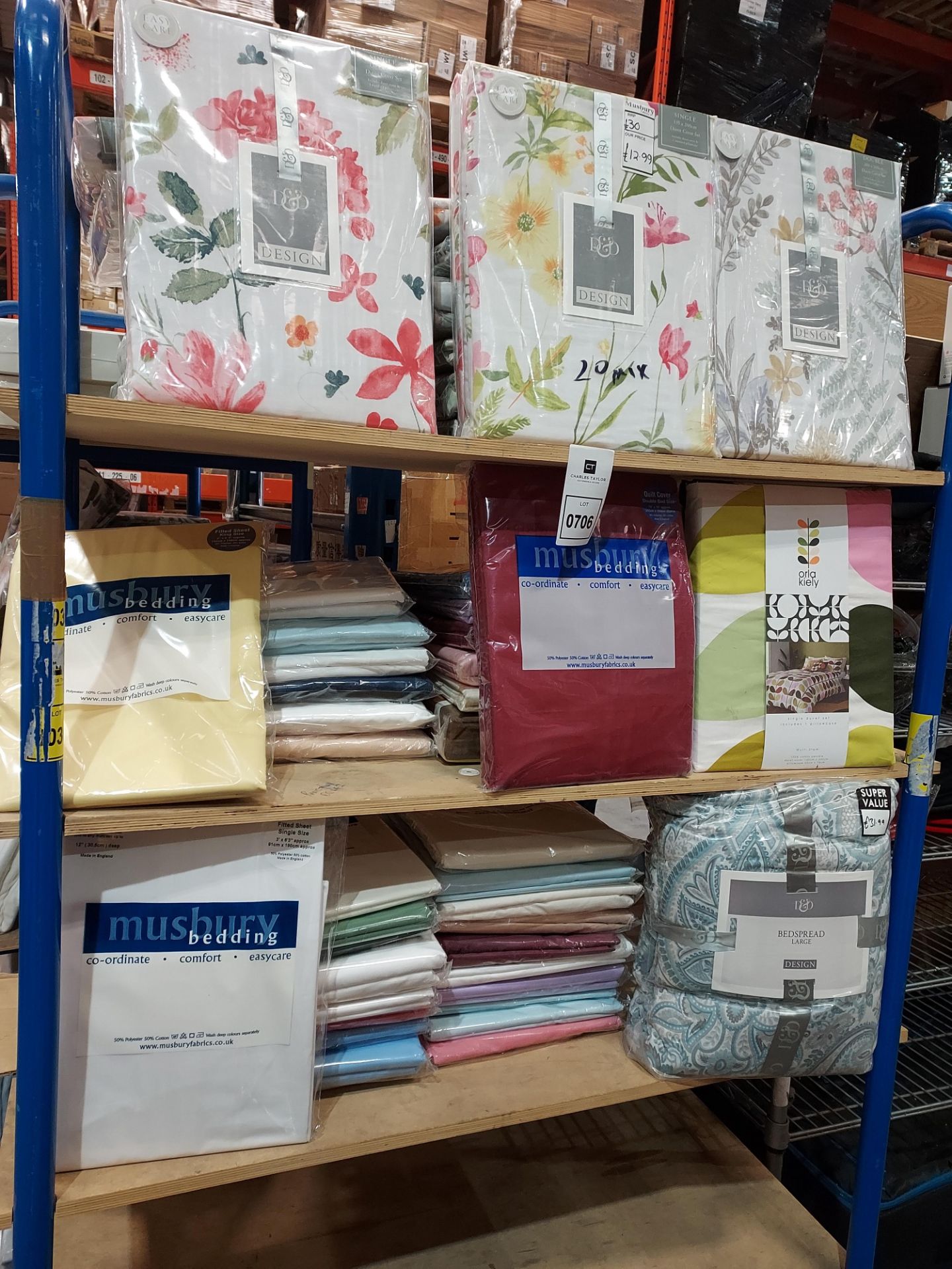 60 X BRAND NEW MIXED BED SHEETS , DUVET SETS , LARGE BED SPREAD LOT CONTAINING BRANDS MUSBURY AND