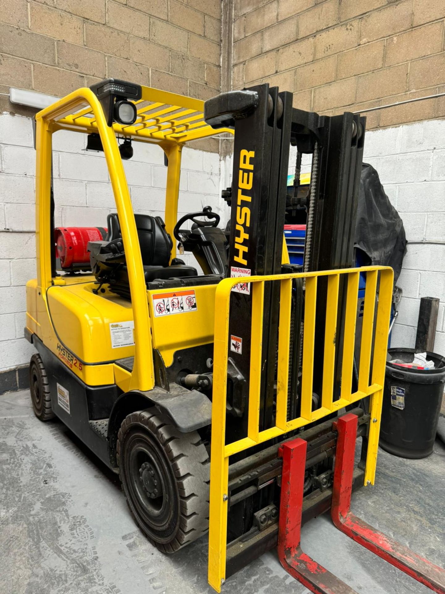 HYSTER COUNTERBALANCE FORK LIFT TRUCK ***NOTE: LOCATED IN CROYDON*** MODEL NUMBER: H2.5FT YOM: 2011,