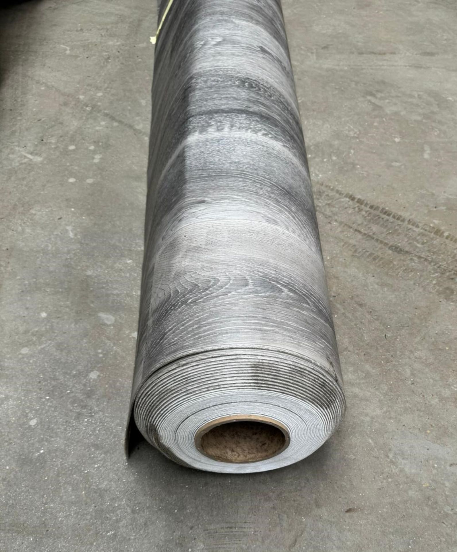 ROLL OF NEW LINO GREY GRAIN EFFECT 3 M WIDE (50-75M/2 AREA) *** PLEASE NOTE ASSET LOCATED IN CROYDON