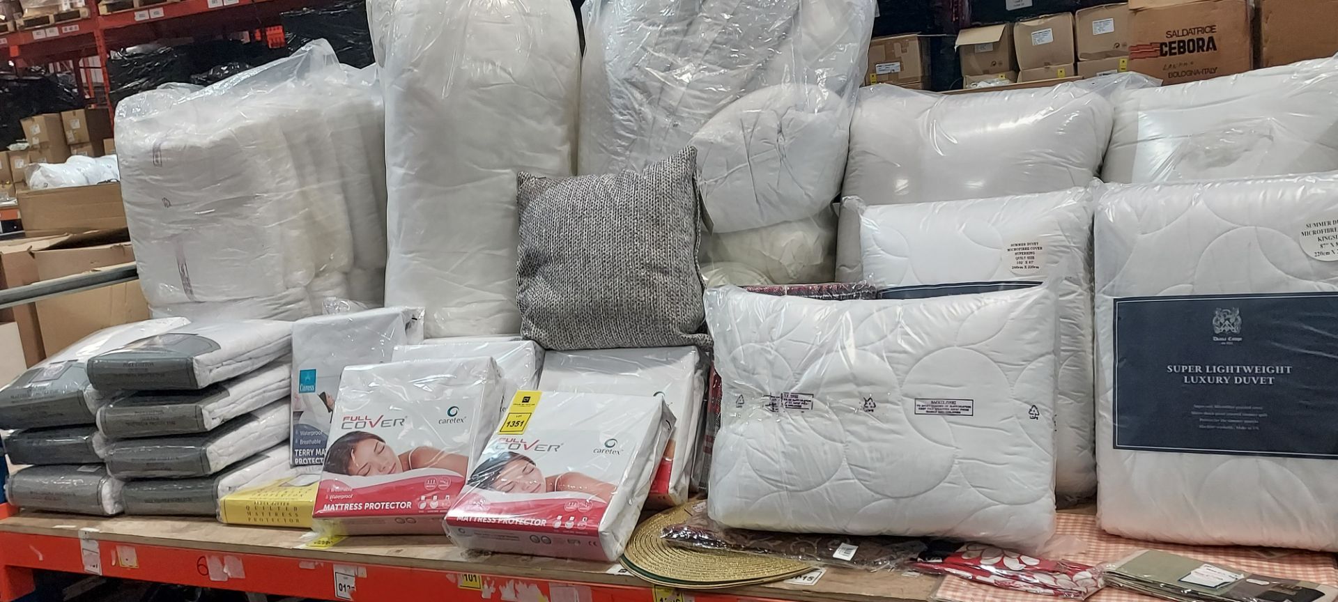 40 + BRAND NEW BEDDING LOT CONTAINING SUPER LIGHTWEIGHT LUXURY DUVET KING SIZE - POLY COTTON QUILTED