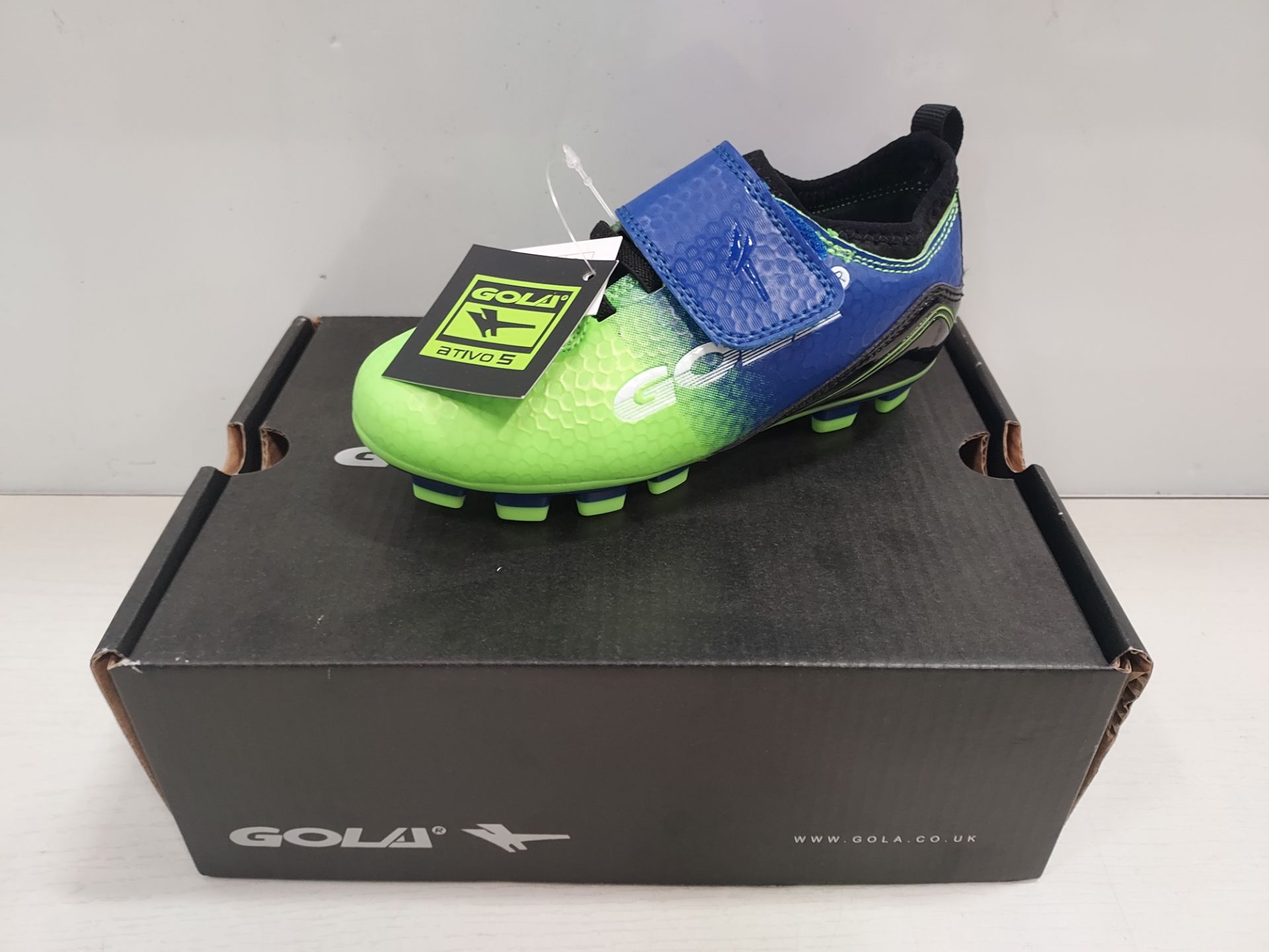 8 X CHILDRENS TOUCH FASTENING FOOTBALL TRAINING SHOE IN LIME/BLUE IN UK SIZE 10- RRP £ 28.99 EACH-