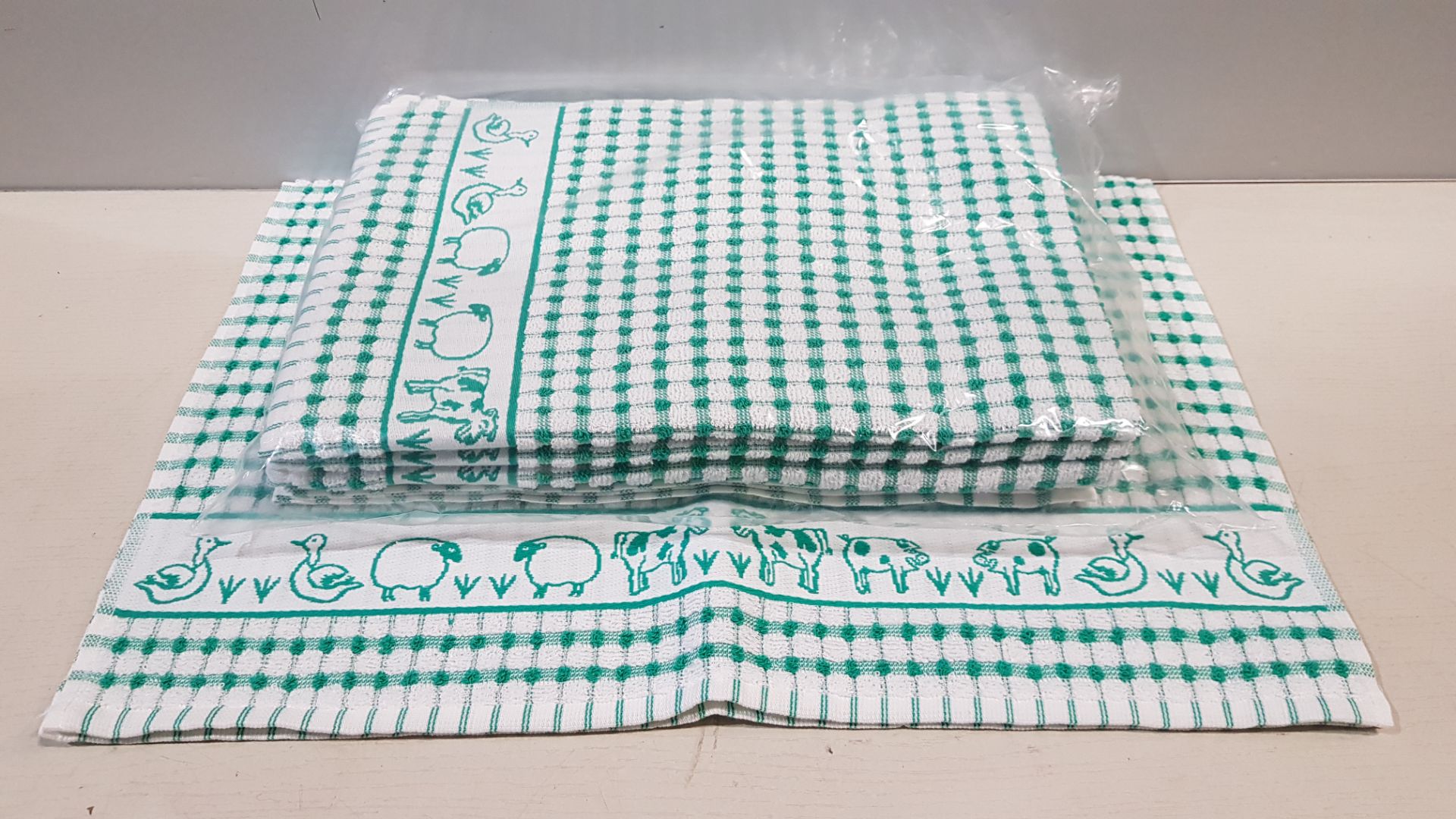 144 X BRAND NEW TEA / KITCHEN TOWELS - IN GREEN COLOUR - ( 50 X 70 CM ) IN 2 BOXES