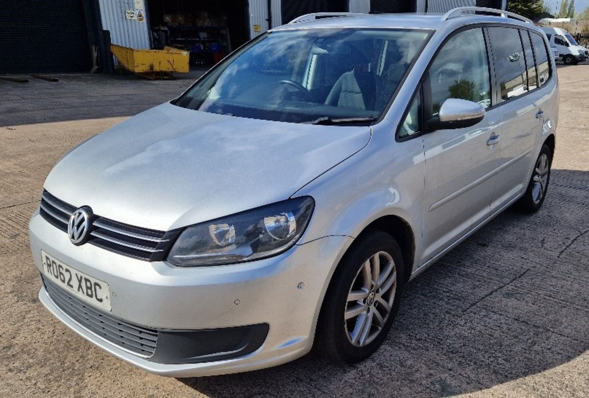 SILVER VOLKSWAGEN TOURAN SE TDI S-A DIESEL MPV 1598CC FIRST REGISTERED 17/10/2012 REG: RO62XBC - Image 2 of 9