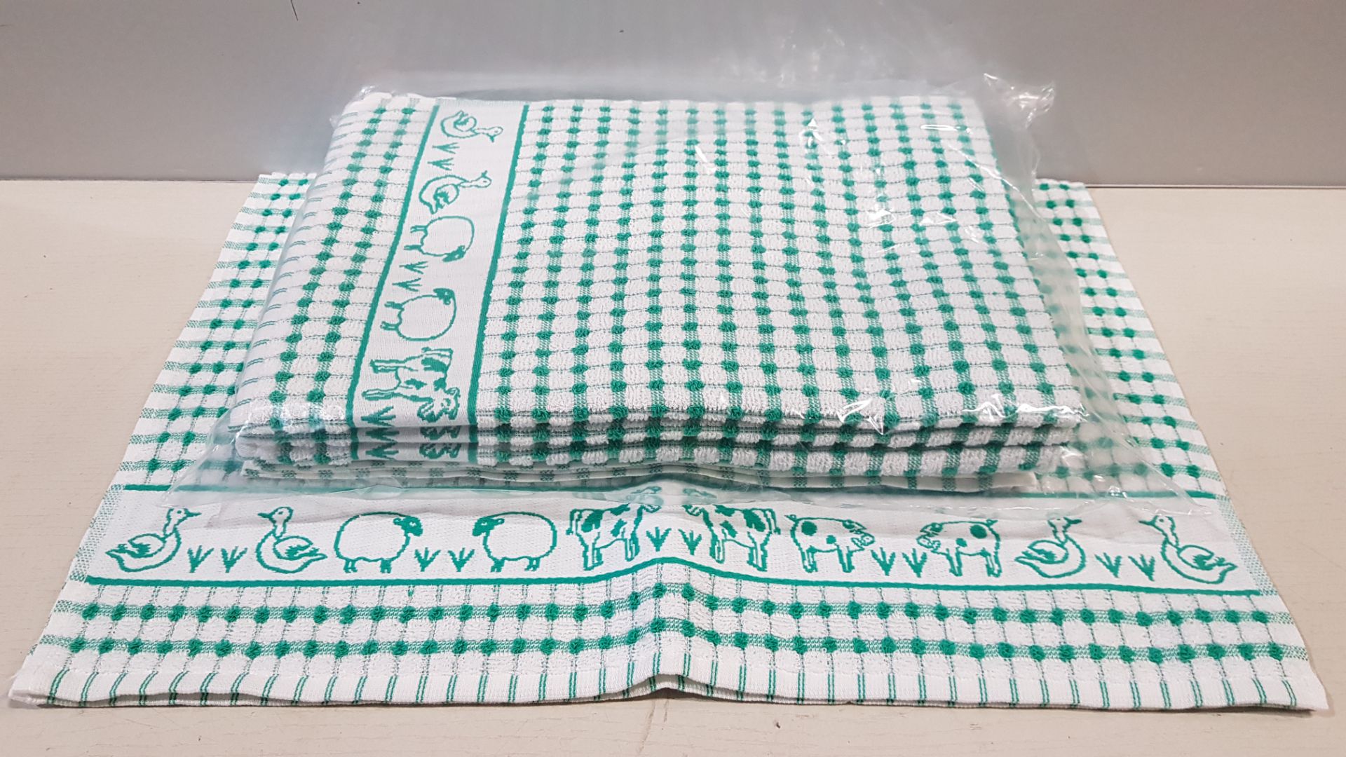 144 X BRAND NEW TEA / KITCHEN TOWELS - IN GREEN COLOUR - ( 50 X 70 CM ) IN 2 BOXES