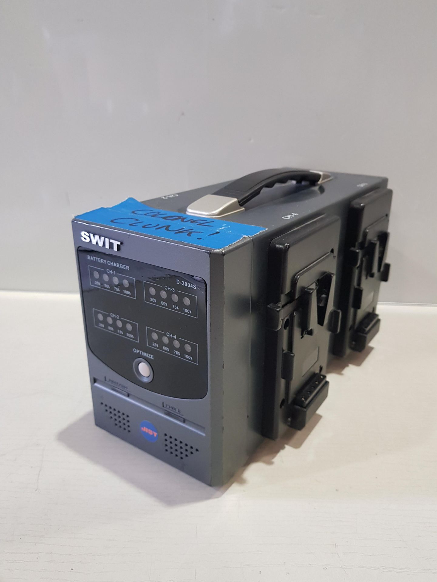 SWIT D-3004S 4-CHANNEL SIMULTANEOUS CHARGER FOR V-MOUNT BATTERIES BATTERY CHARGER - Image 2 of 2