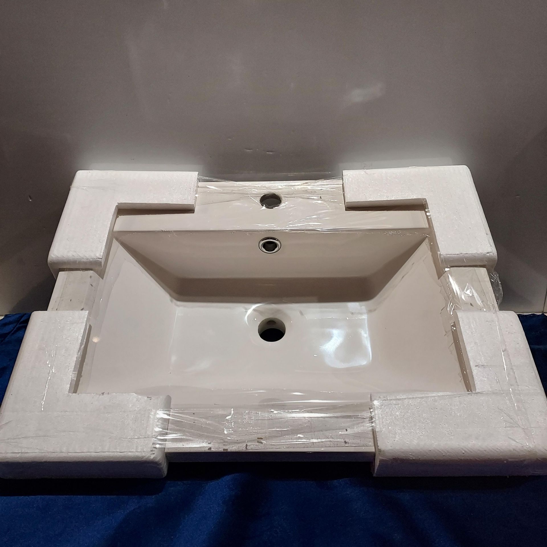 30 X BRAND NEW ELATION NARO 600 GEL STONE BASINS - CODE 849 WITH CHROME WASTE ON 1 PALLET