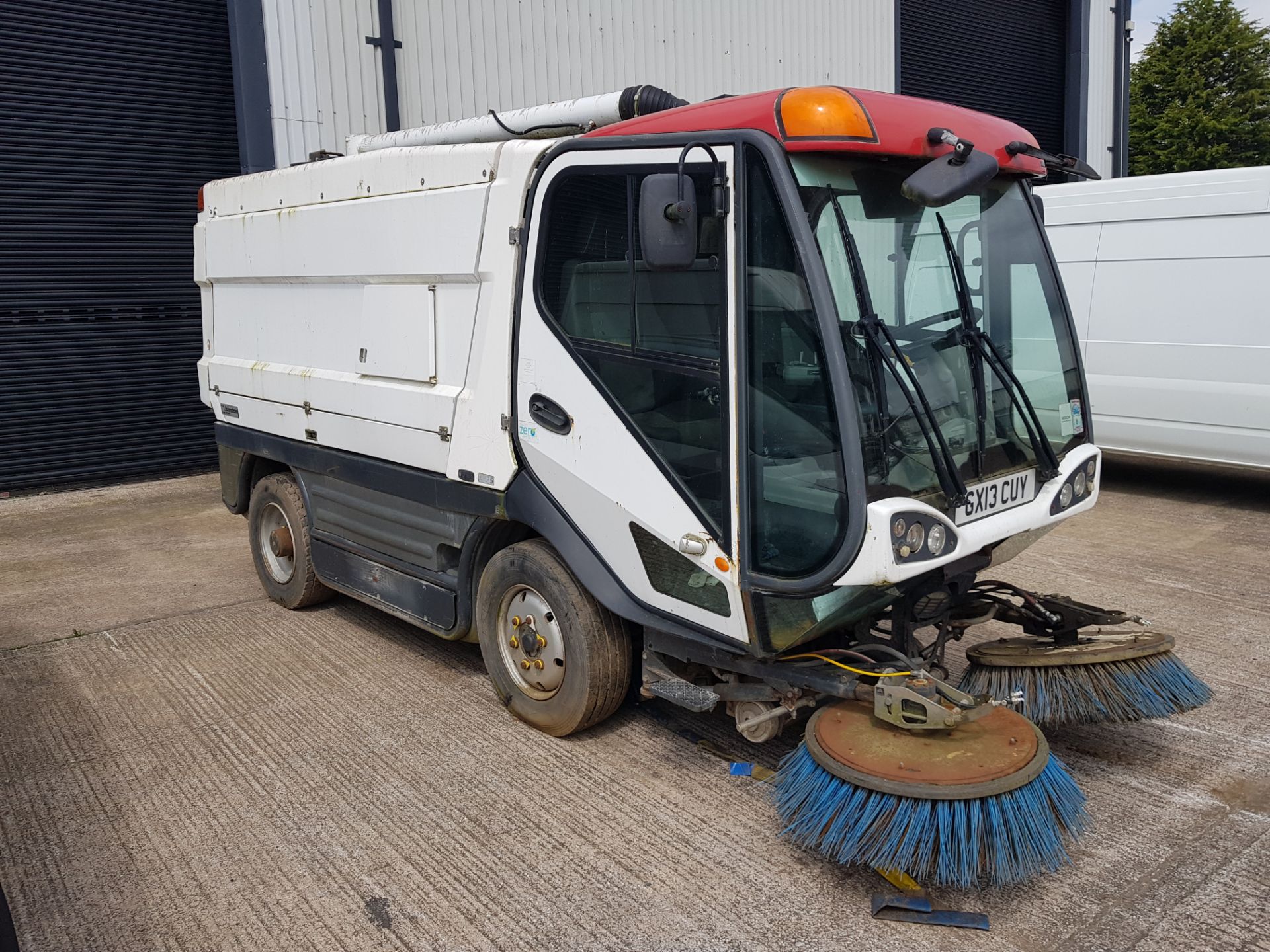 WHITE JOHNSTON SWEEPER - DIESEL 3922CC FIRST REGISTERED 19/4/2013 REG: GX13CUY MILEAGE : CANT