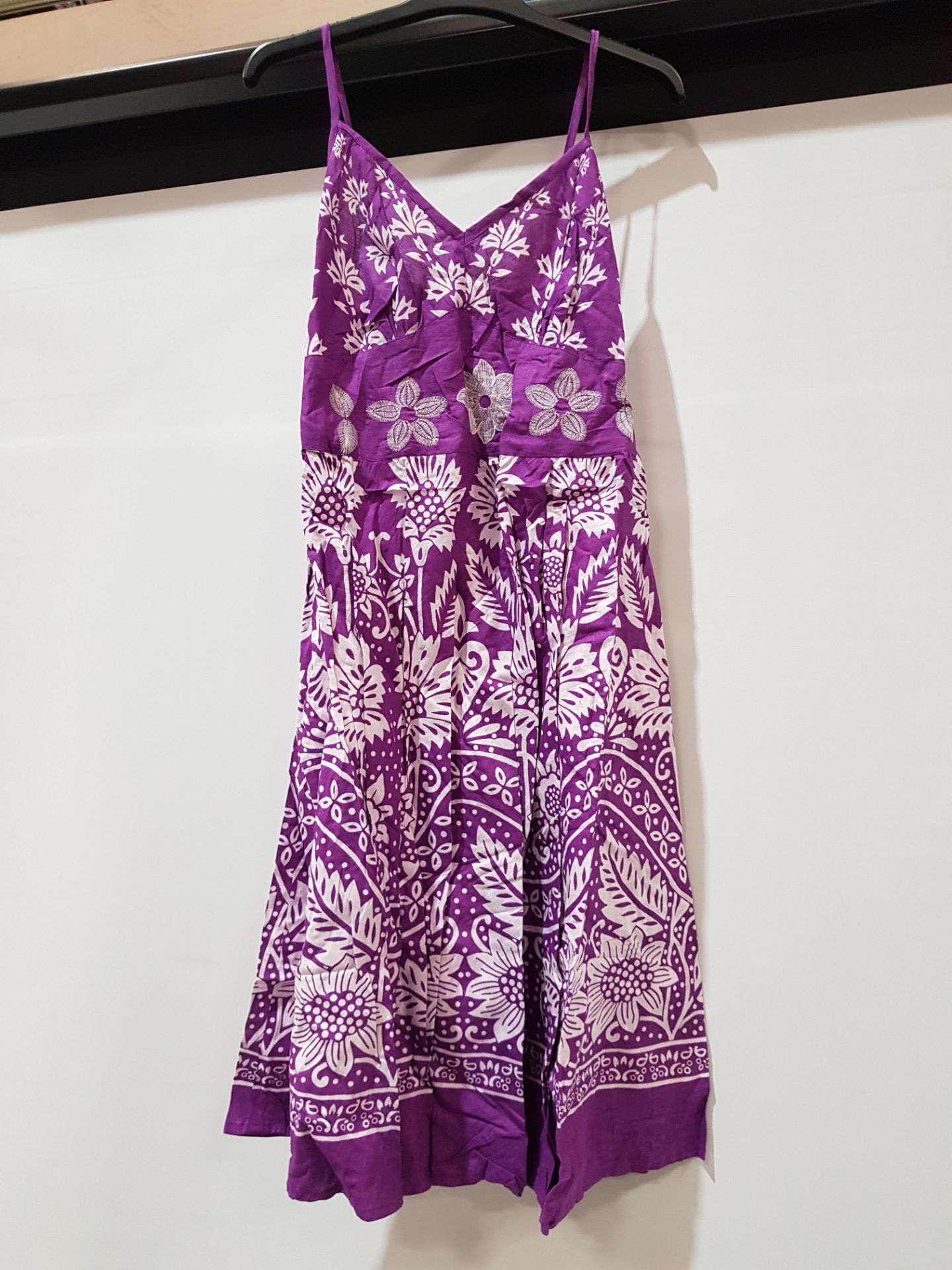 24 X BRAND NEW SUMMER PISTACHIO DRESSES IN PURPLE AND WHITE SIZE SMALL (RRP £25 EACH- TOTAL £600) IN