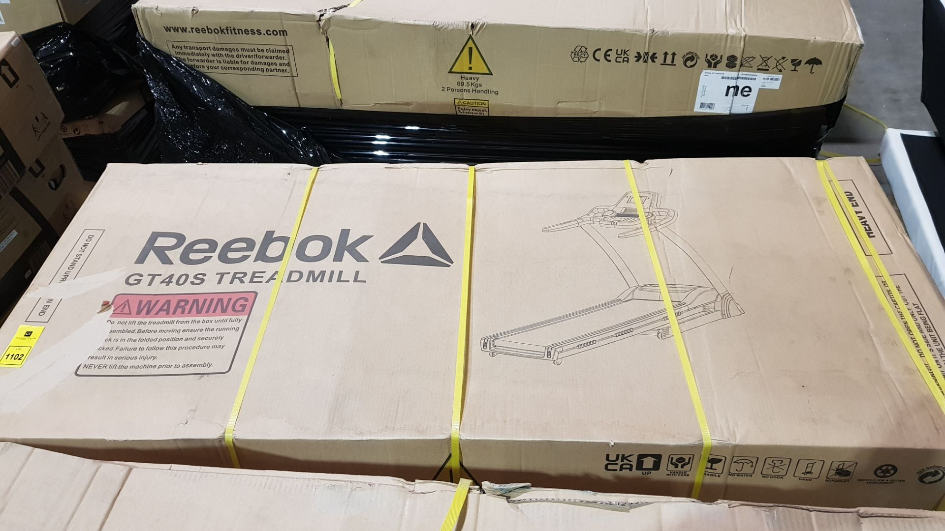 1 X BOXED REEBOK GT40S TREADMILL IN BLACK - IN 1 BOX ( PLEASE NOTE MINOR STRAP DAMAGE ON BOX ) RRP £ - Image 2 of 2