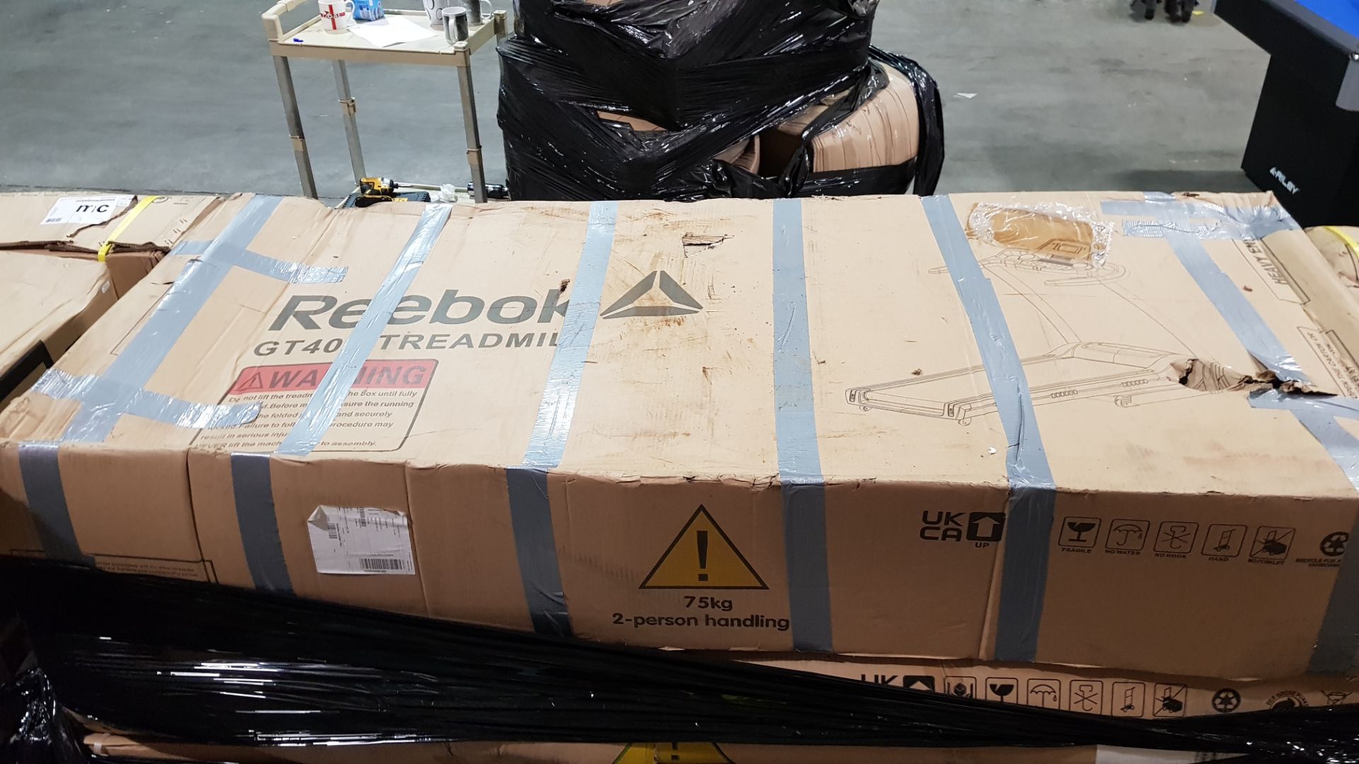 1 X BOXED REEBOK GT40S TREADMILL IN BLACK - IN 1 BOX ( PLEASE NOTE CUSTOMER RETURN AND DAMAGE ON BOX - Image 2 of 2