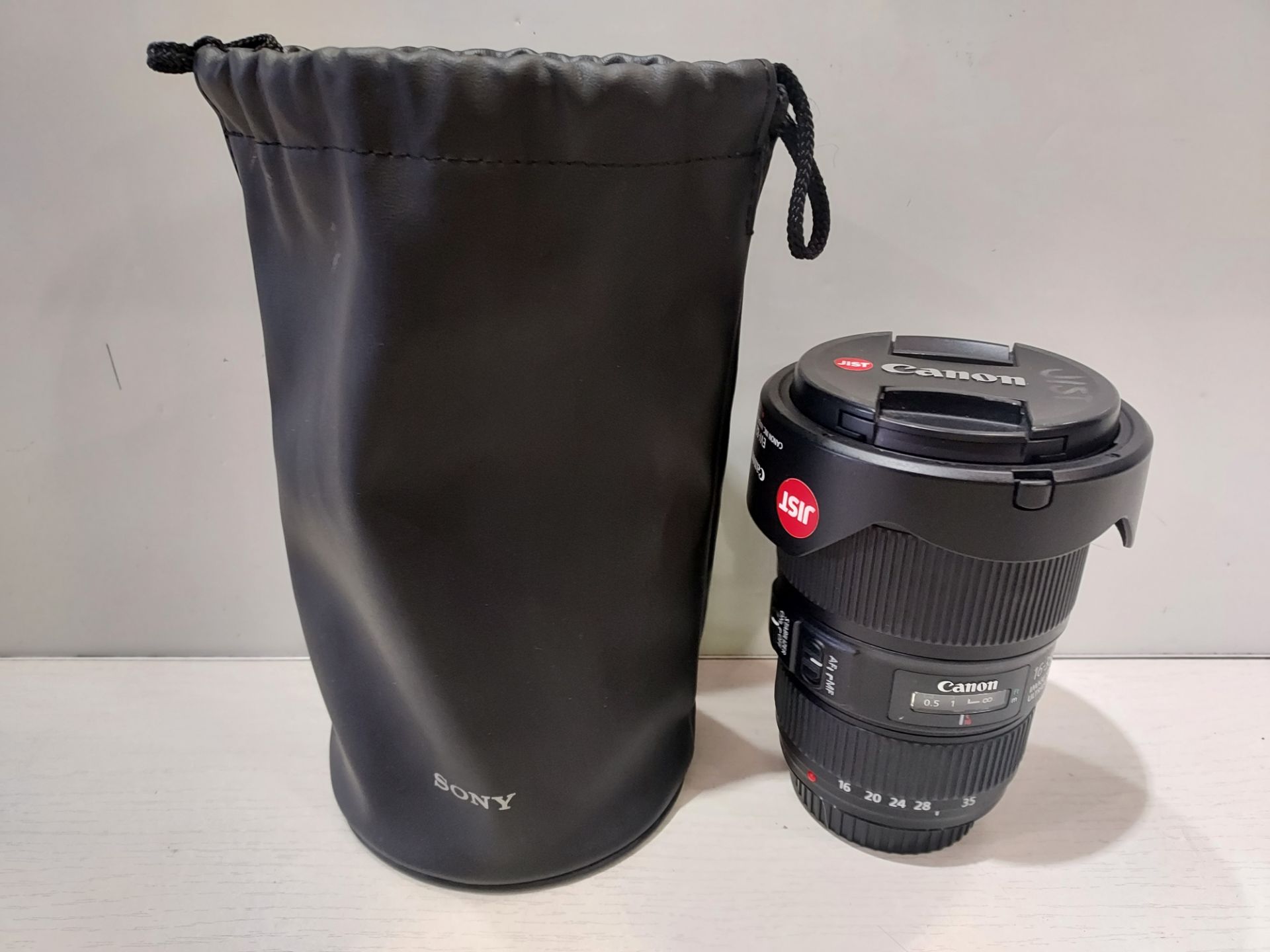 CANON 16-35 MM F/4L 002 IS CAMERA LENS WITH SLEEVE - Image 2 of 2