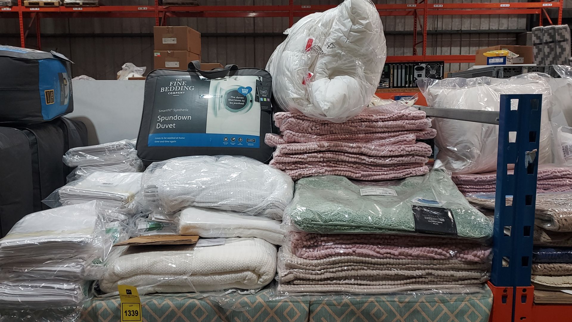 200+ PIECE MIXED LOT CONTAINING THE FINE BEDDING COMPANY SPUNDOWN DUVET, BATH MATS IN VARIOUS