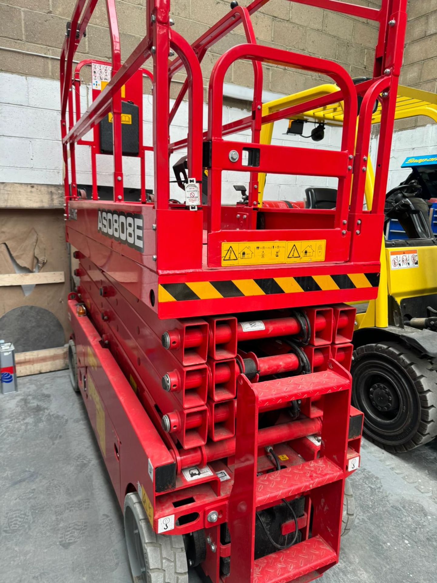 LGMG ELEVATING WORK PLATFORM, MODEL: AS0808E, YOM 2022 MAX WORKING HEIGHT 10M MACHINE WEIGHT: 2140KG - Image 2 of 8