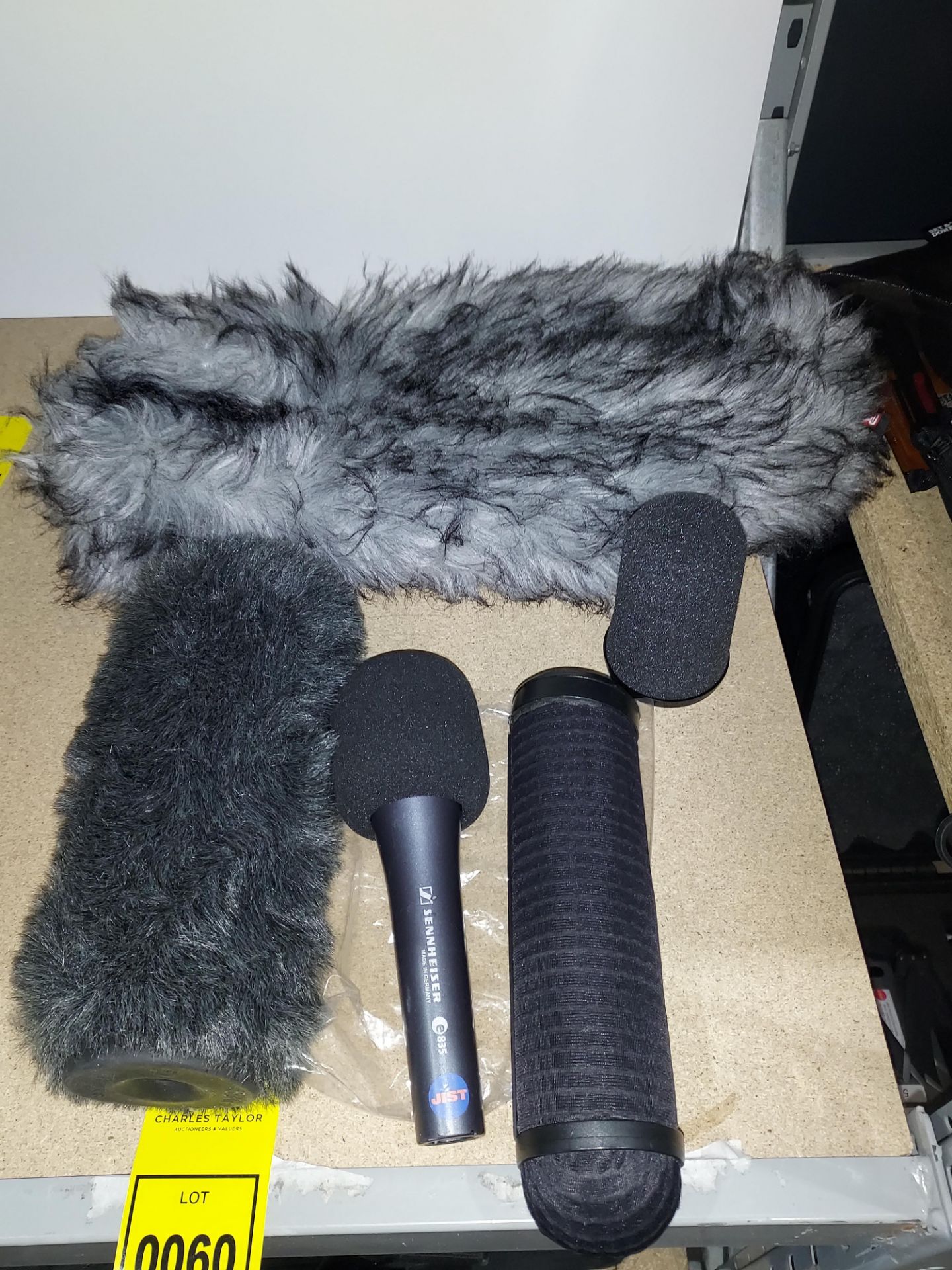 5 PC AUDIO LOT IE. SENNHEISER E835 MICROPHONE, RYCOTE SOFTIE WIND SHIELD, RYCOTE WINDJAMMER ETC.(SEE