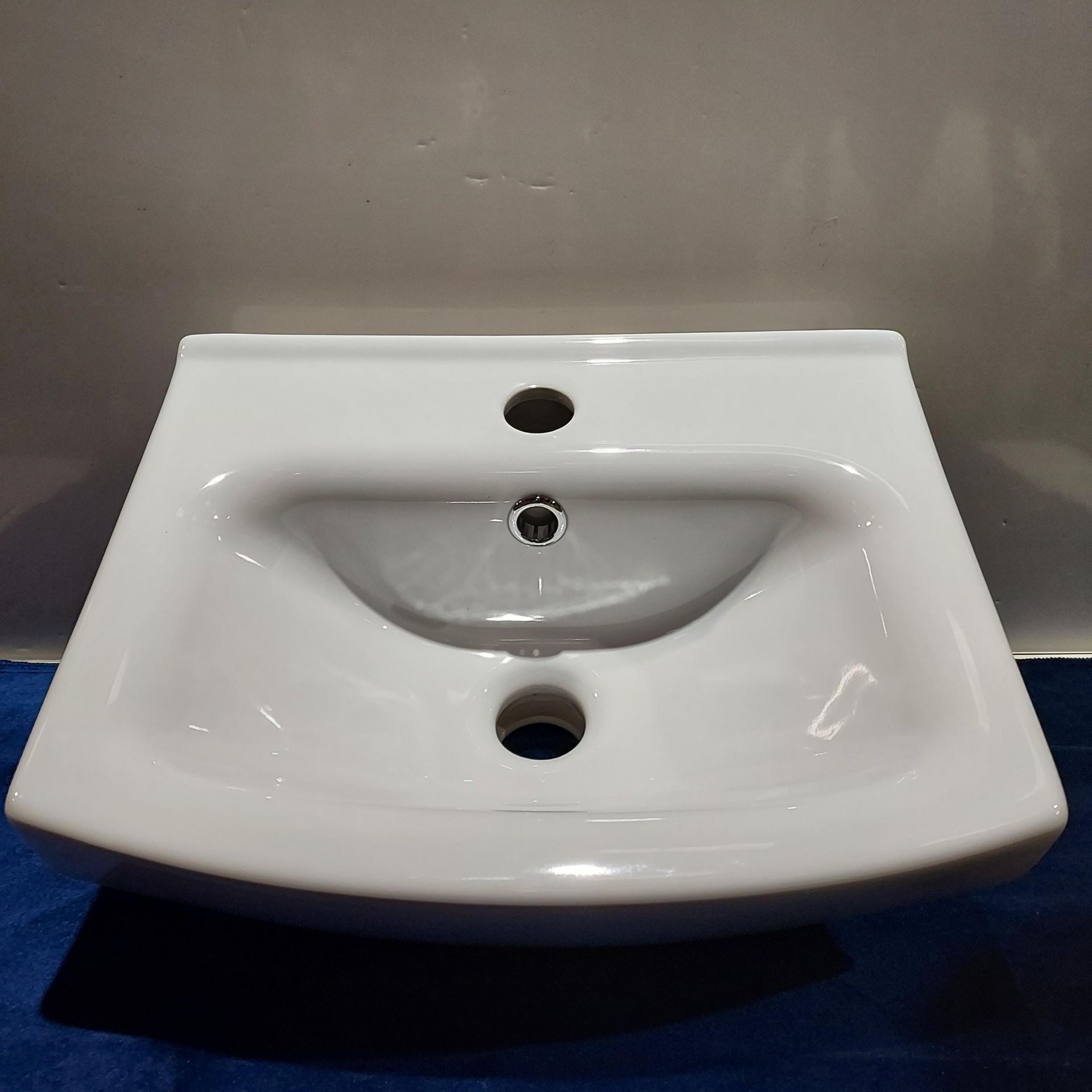 56 X BRAND NEW UMYWALKA WHITE BASINS ON 1 PALLET