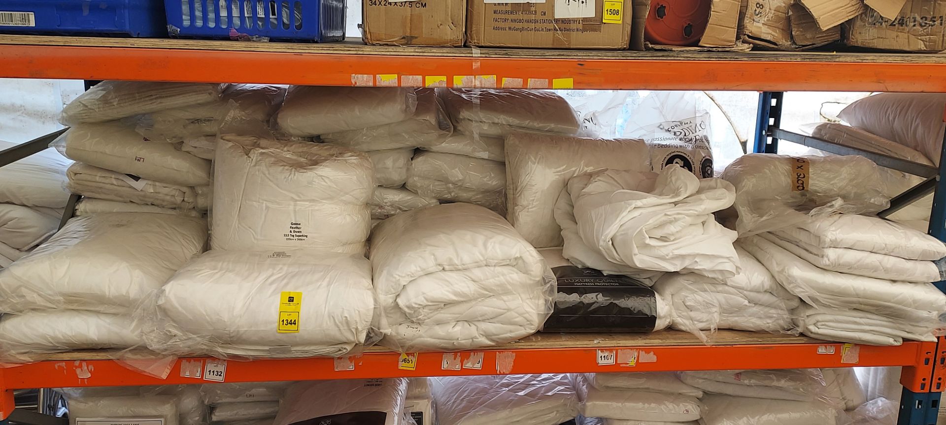 25 BRAND NEW BEDDING LOT CONTAINING GOOSE FEATHER DOWN 13.5 TOG SUPERKING DUVET- KING SIZED LUXURY