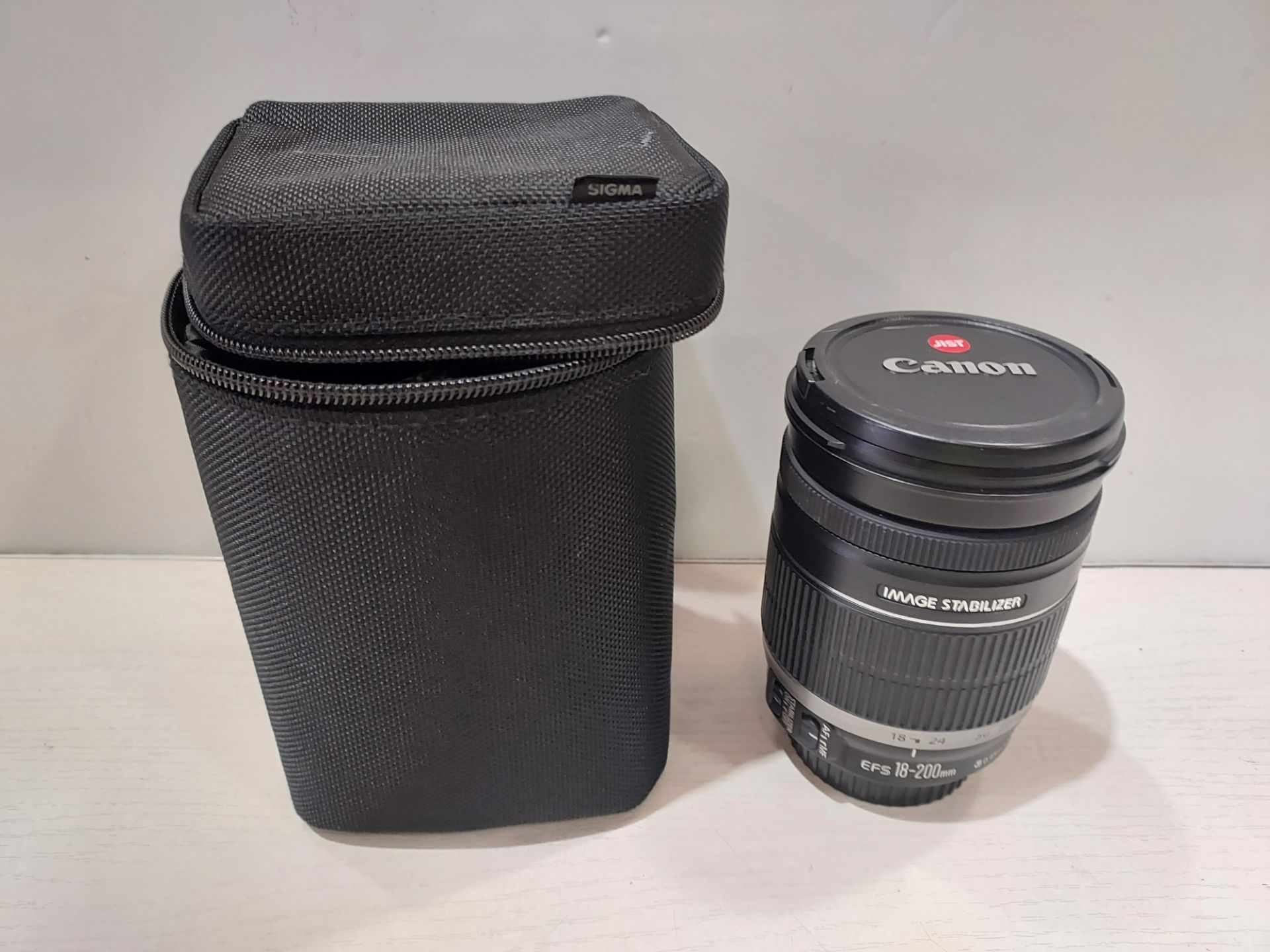 CANON EF-S 18-200 MM F/3 5-5 6 IS GENERAL PURPOSE ZOOM LENS WITH SLEEVE - Bild 2 aus 2