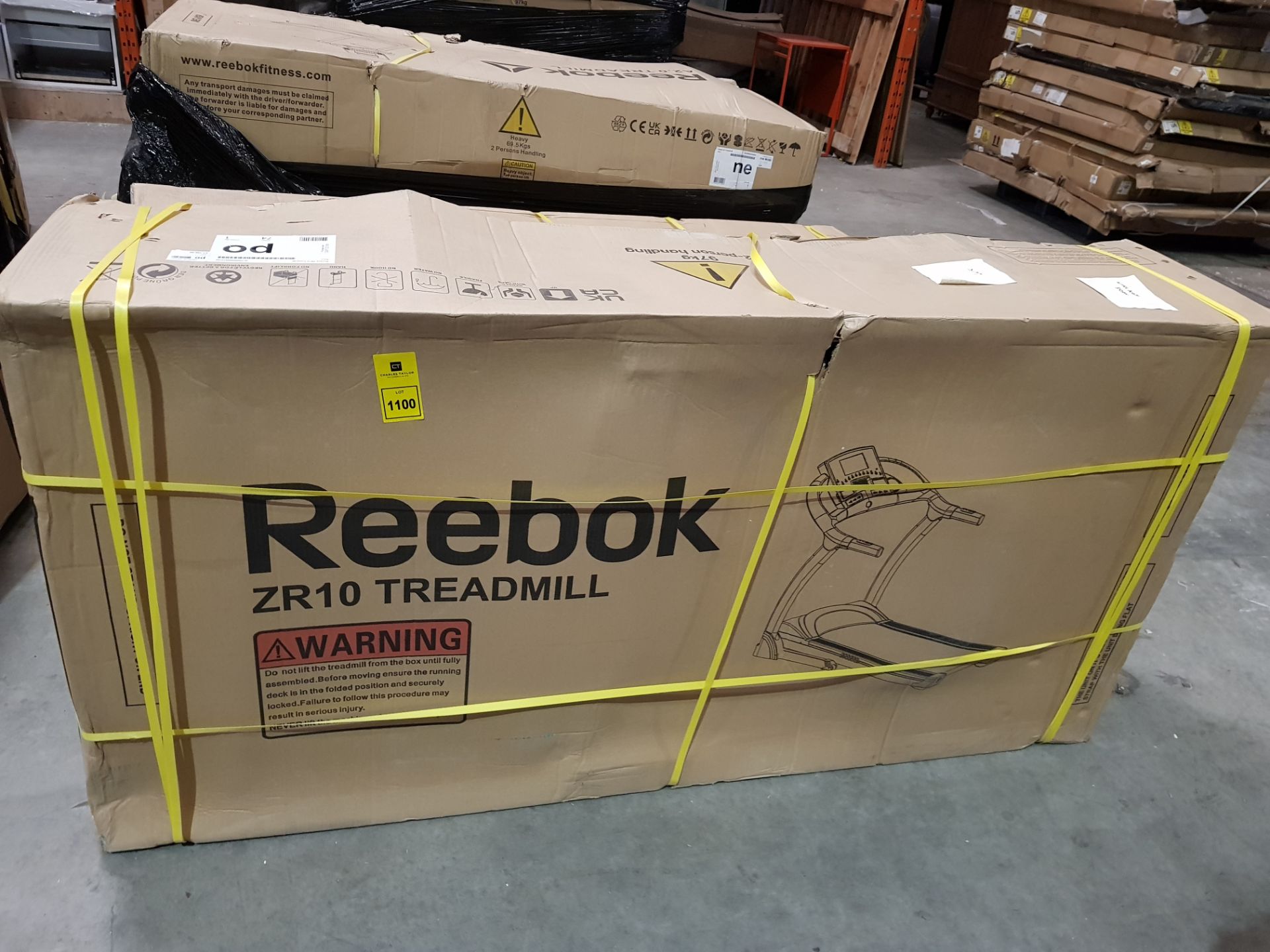 1 X BOXED REEBOK ZR10 TREADMILL - IN BLACK - IN 1 BOX ( PLEASE NOTE MINOR STRAP DAMAGE ON BOX ) - Image 2 of 2