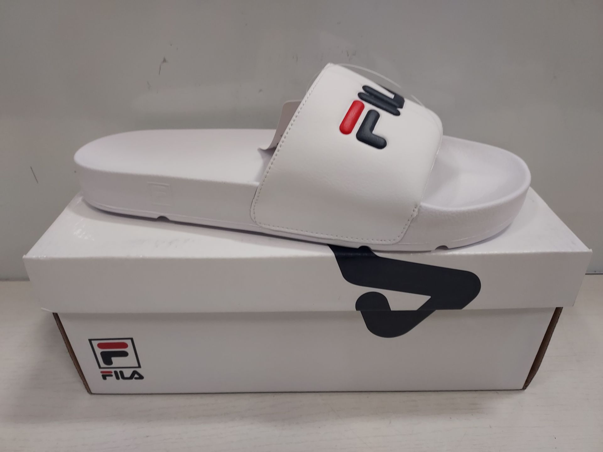 5 X BRAND NEW MENS FILA SLIDERS IN WHITE IN SIZES 3 X UK 11, 1 X UK 12, 1 X UK 8 - TOTAL RRP £149.95