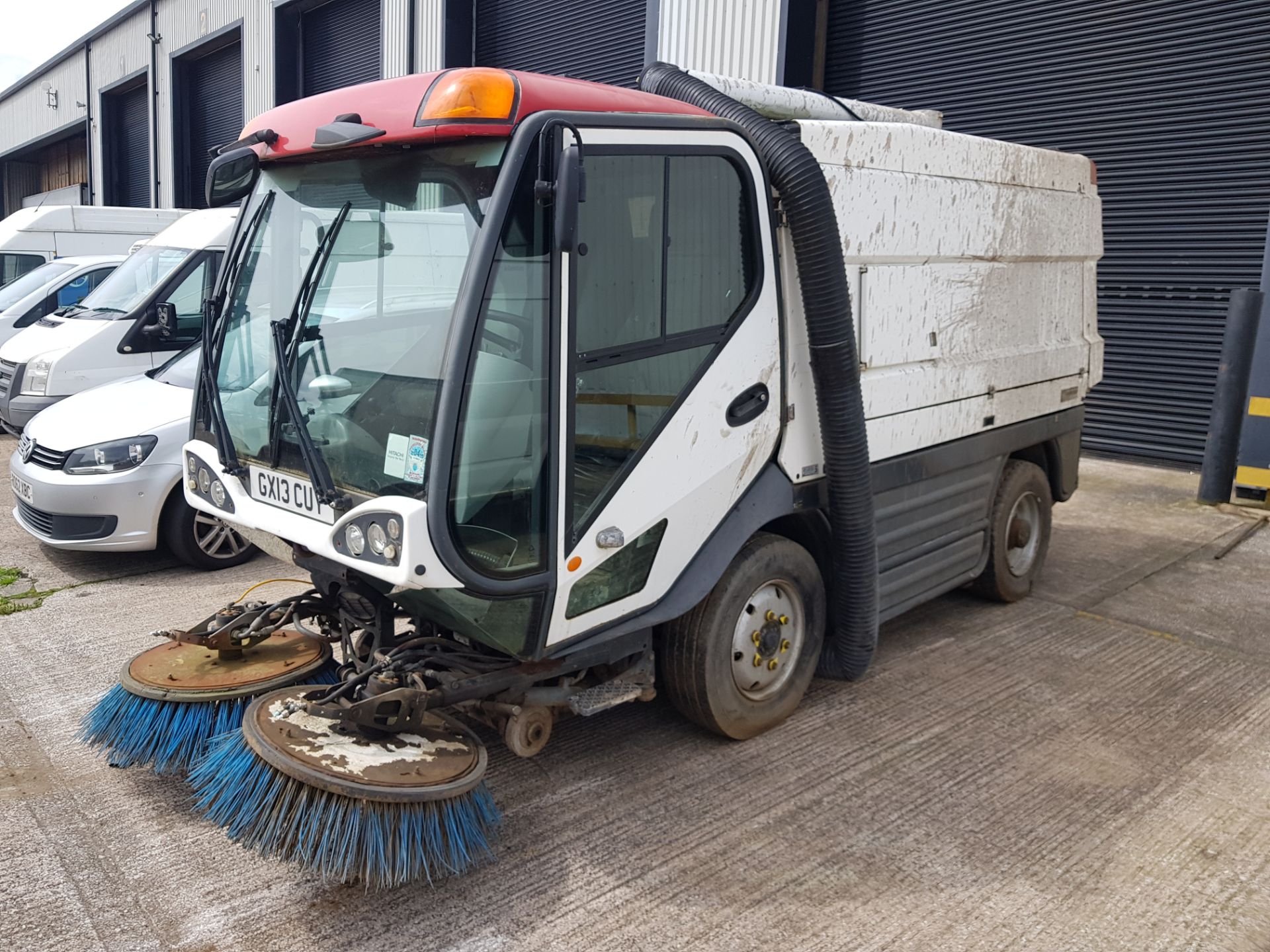 WHITE JOHNSTON SWEEPER - DIESEL 3922CC FIRST REGISTERED 19/4/2013 REG: GX13CUY MILEAGE : CANT - Image 2 of 9