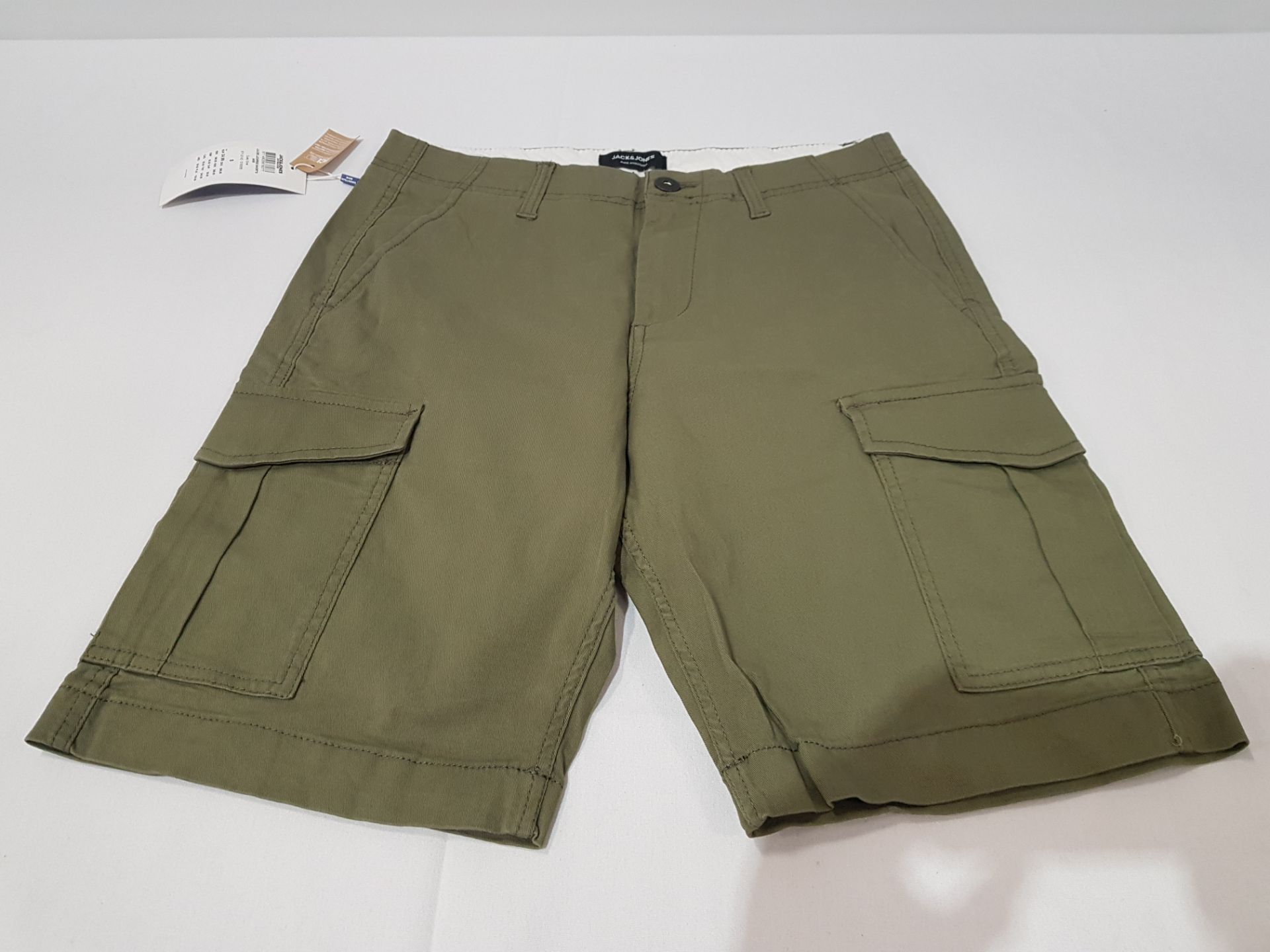 15 X BRAND NEW MENS JACK AND JONES CARGO SHORTS WITH POCKETS IN GREEN, 6 IN SIZE SMALL, 9 IN SIZE