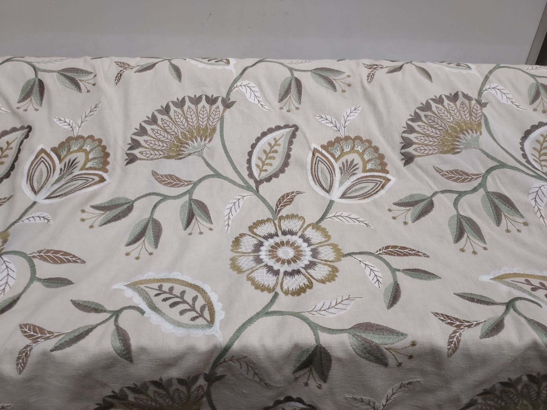 1 X EMBROIDED CURTAIN FABRIC 20 M WITH FLORAL DESIGN