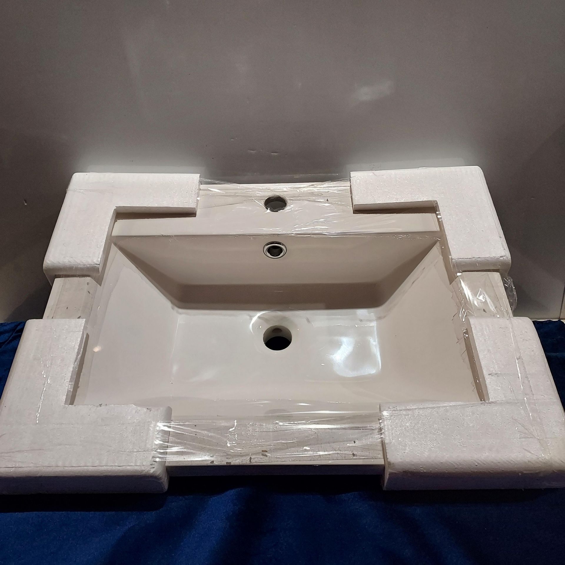 30 X BRAND NEW ELATION NARO 600 GEL STONE BASINS - CODE 849 WITH CHROME WASTE ON 1 PALLET