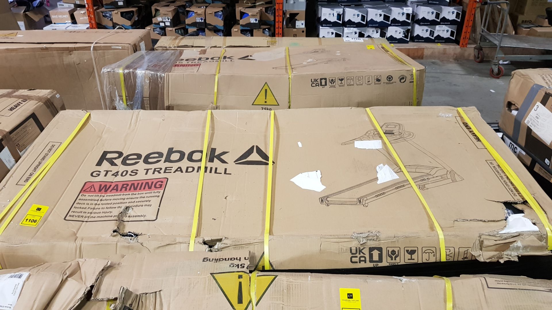 1 X BOXED REEBOK GT40S TREADMILL IN BLACK - IN 1 BOX ( PLEASE NOTE CUSTOMER RETURN AND DAMAGE ON BOX - Image 2 of 2