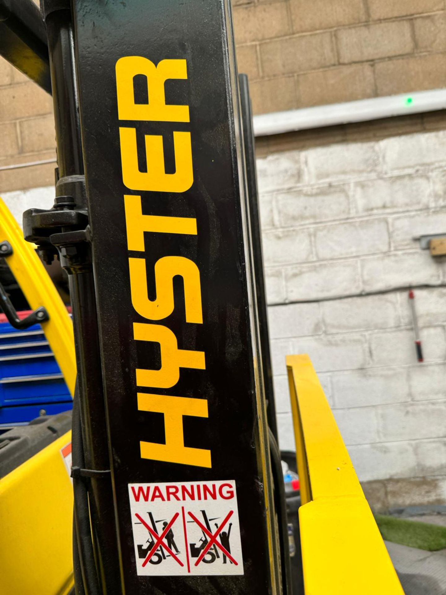 HYSTER COUNTERBALANCE FORK LIFT TRUCK ***NOTE: LOCATED IN CROYDON*** MODEL NUMBER: H2.5FT YOM: 2011, - Image 5 of 7